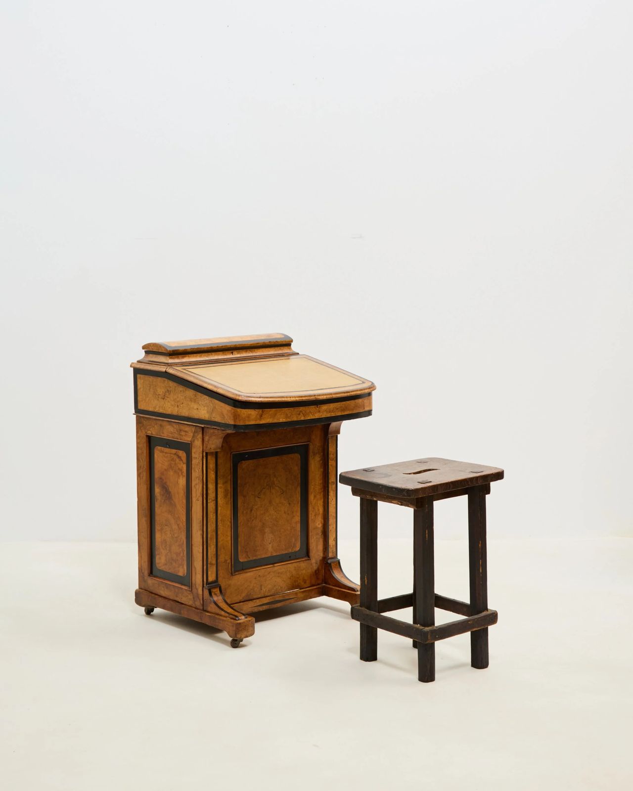 photo furniture Wortelnotenhouten staand bureau, 19e eeuw