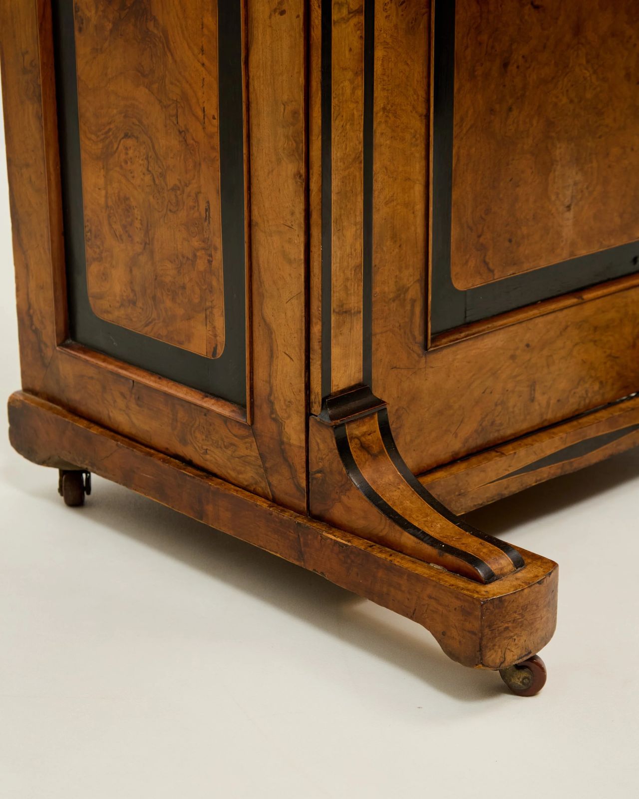 675.0 Wortelnotenhouten staand bureau, 19e eeuw photo