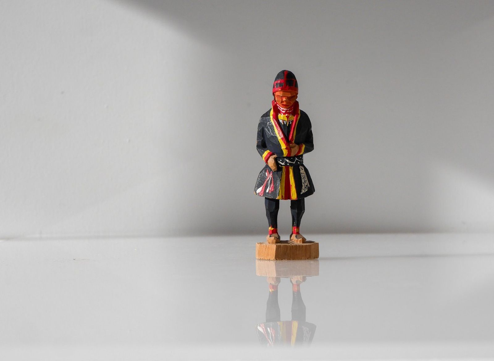Woonaccessoires Midden 20e eeuw Scandinavisch traditioneel handgesneden Saami-figuur van Georg Jonsson, jaren 1950 photo
