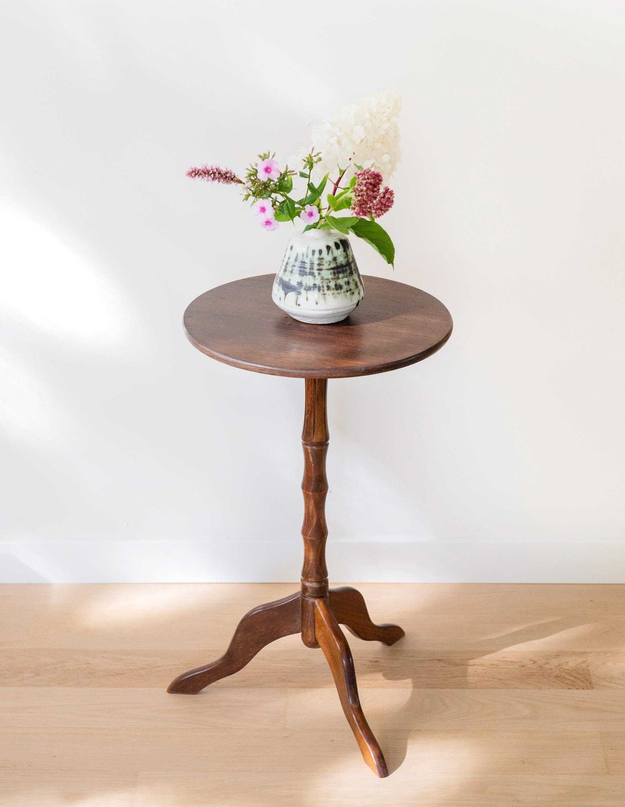 Table à vin d'époque en bois   Table d'appoint tripode faux bambou   Table d'appoint ronde anglaise photo furniture