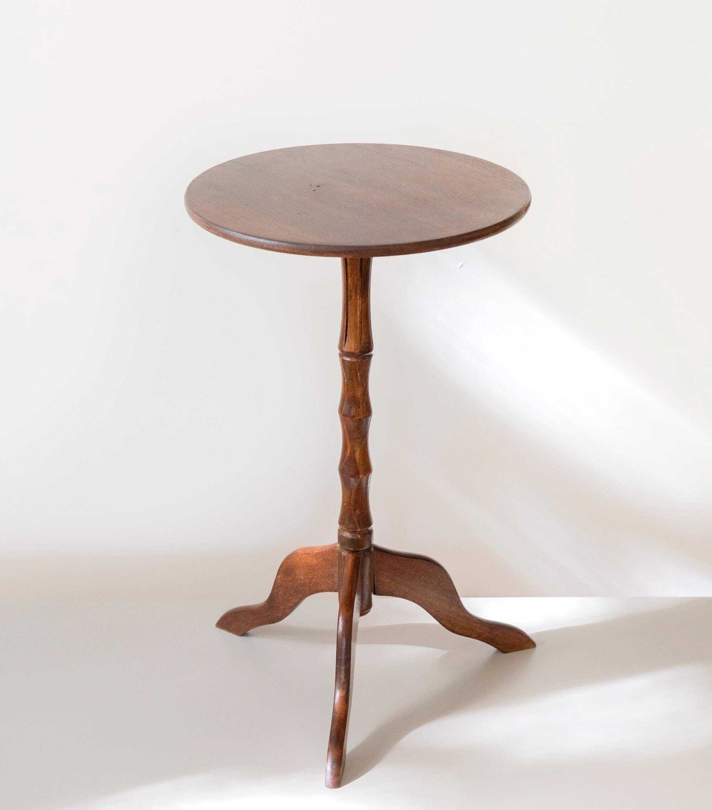 Table à vin d'époque en bois   Table d'appoint tripode faux bambou   Table d'appoint ronde anglaise photo Mobilier