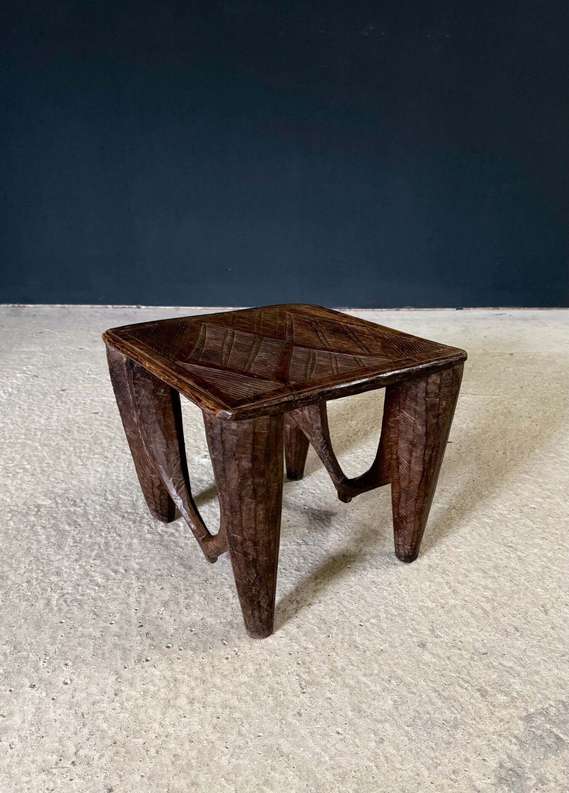 Vintage tribaal gesneden krukje, Nupe, jaren 1930 photo furniture