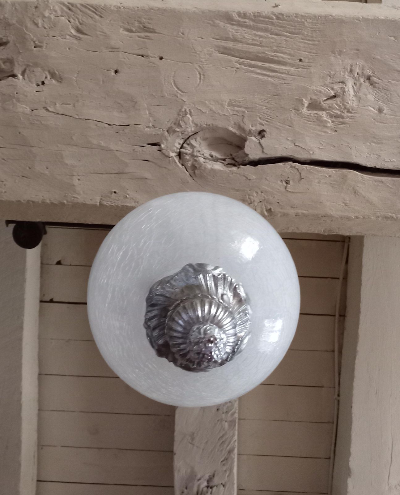photo furniture Suspension, lampe à guirlande décor blanc et argent.