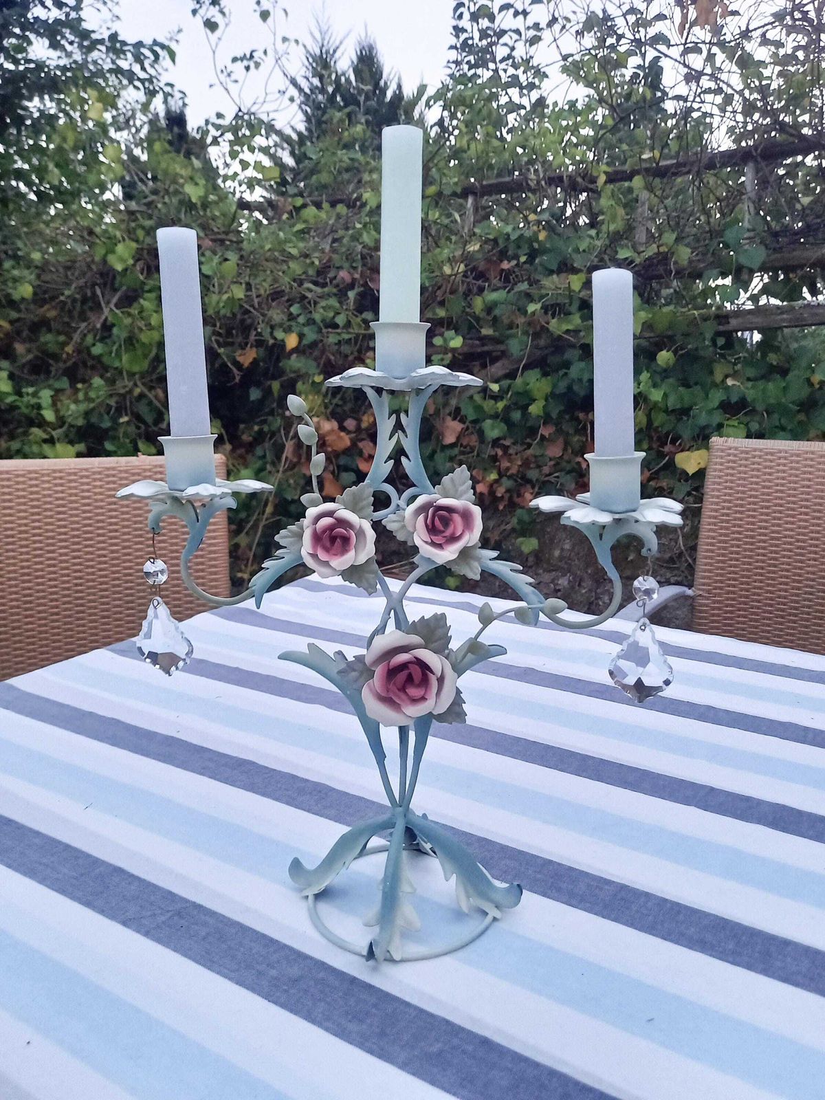 Chandelier toleware 3 branches, bleu canard aux roses.
