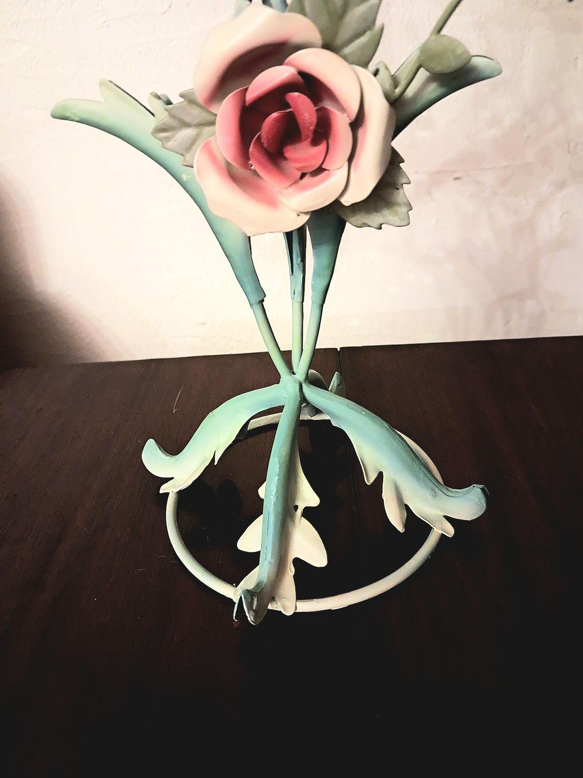 Chandelier toleware 3 branches, bleu canard aux roses. photo for sale
