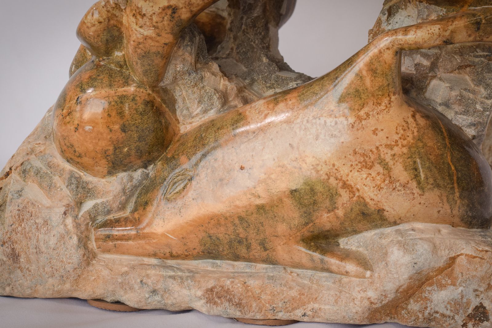 photo vinterior Marmeren sculptuur van dolfijnen, midden 20e eeuw