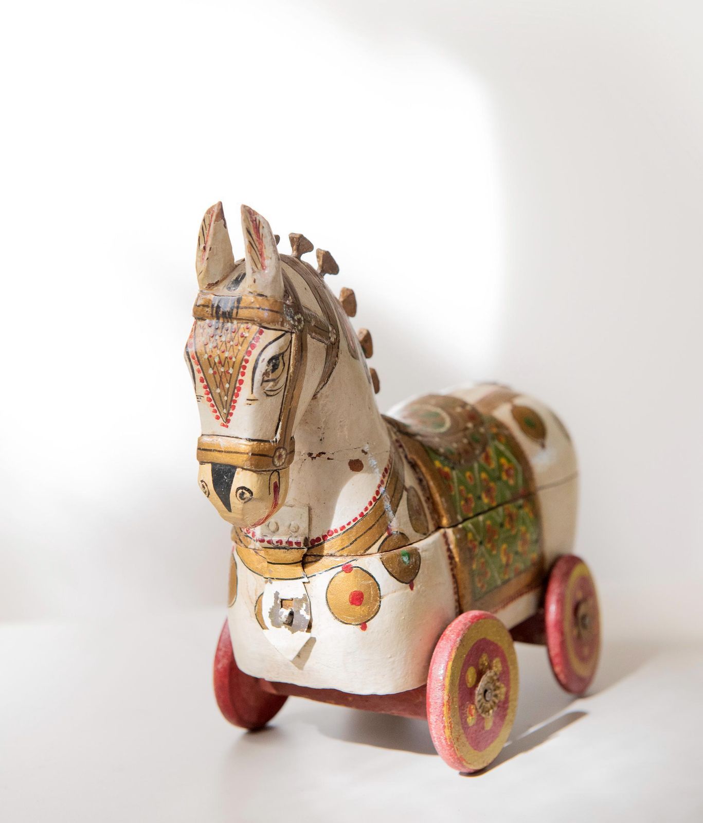 Boîte à cheval indienne d'époque en bois   Peinte à la main, art populaire rajasthani   Cheval sur roues   Boîte à bibelots photo for sale