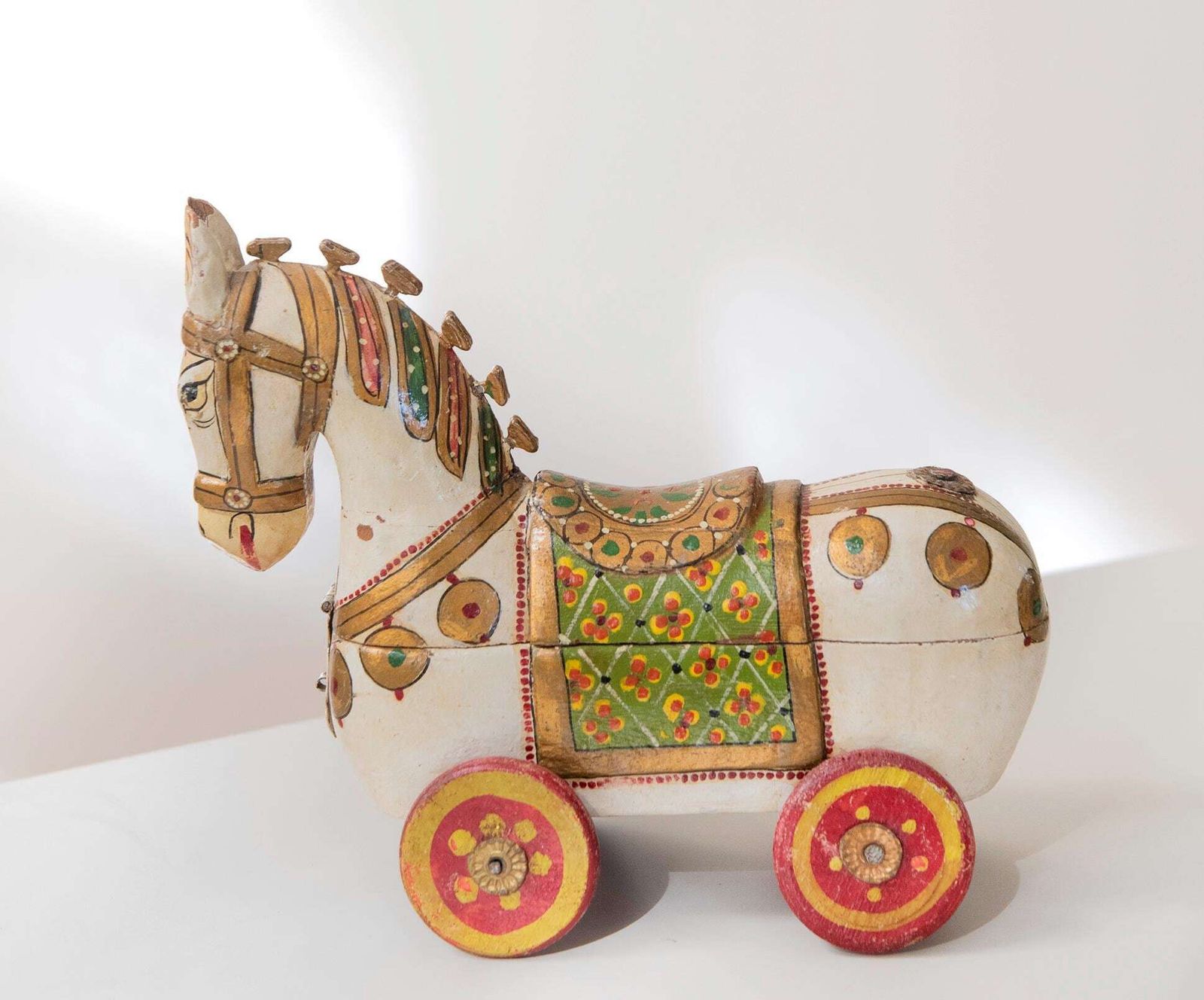 Antiek Indiaas houten paardje op wielen, handgeschilderd, Rajasthani volkskunst, opbergdoosje photo Woonaccessoires