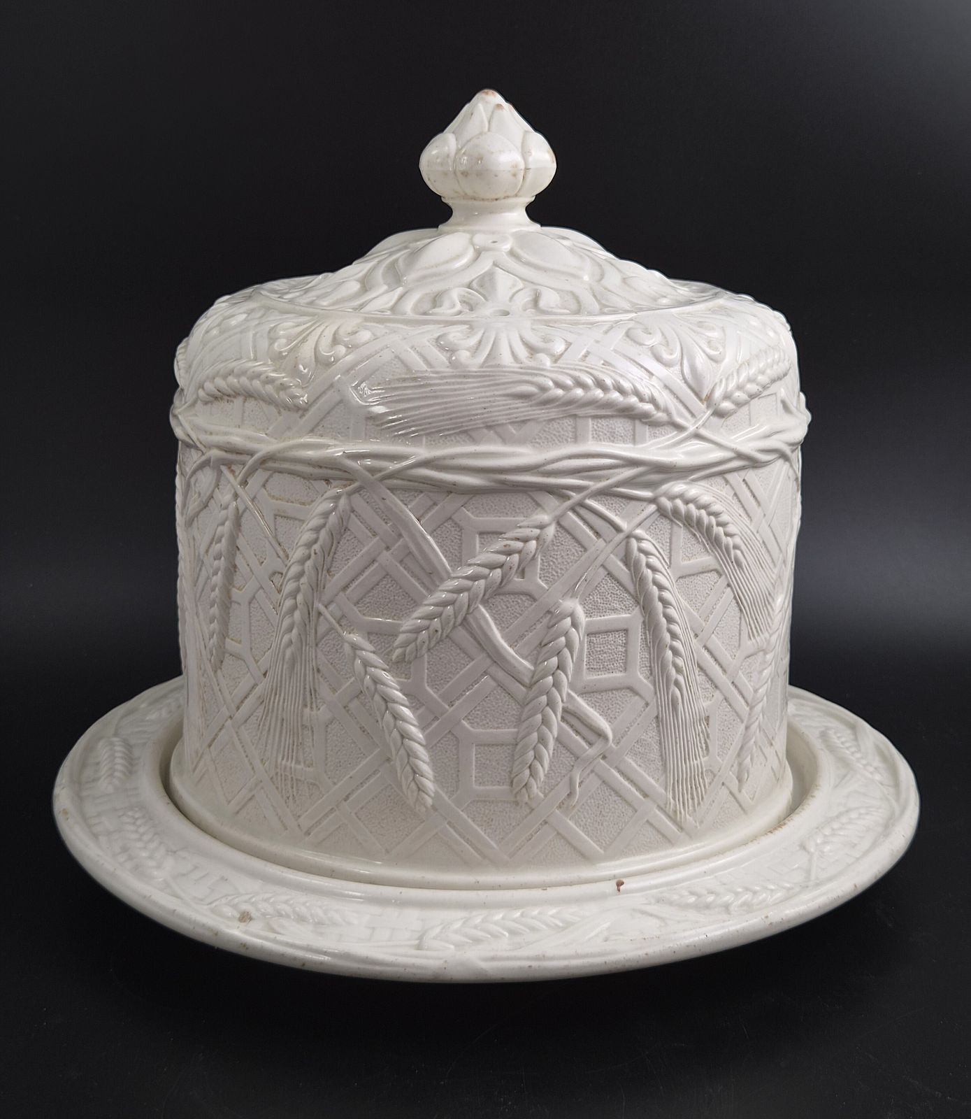 Victoriaanse witte ironstone kaasstolp met schaal, tarwe en traliewerk, ca. 1875 photo for sale