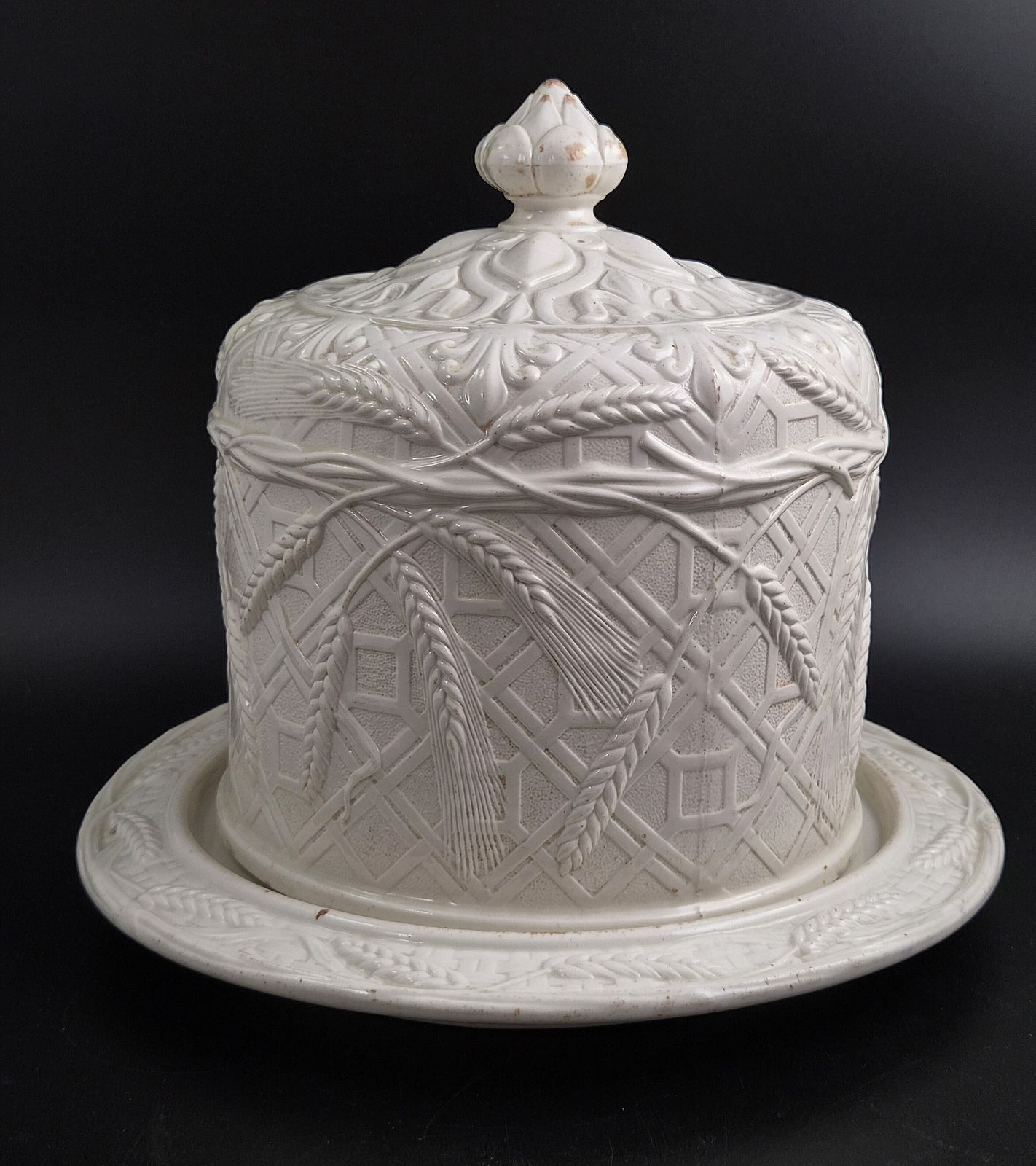 Victoriaanse witte ironstone kaasstolp met schaal, tarwe en traliewerk, ca. 1875 photo Woonaccessoires