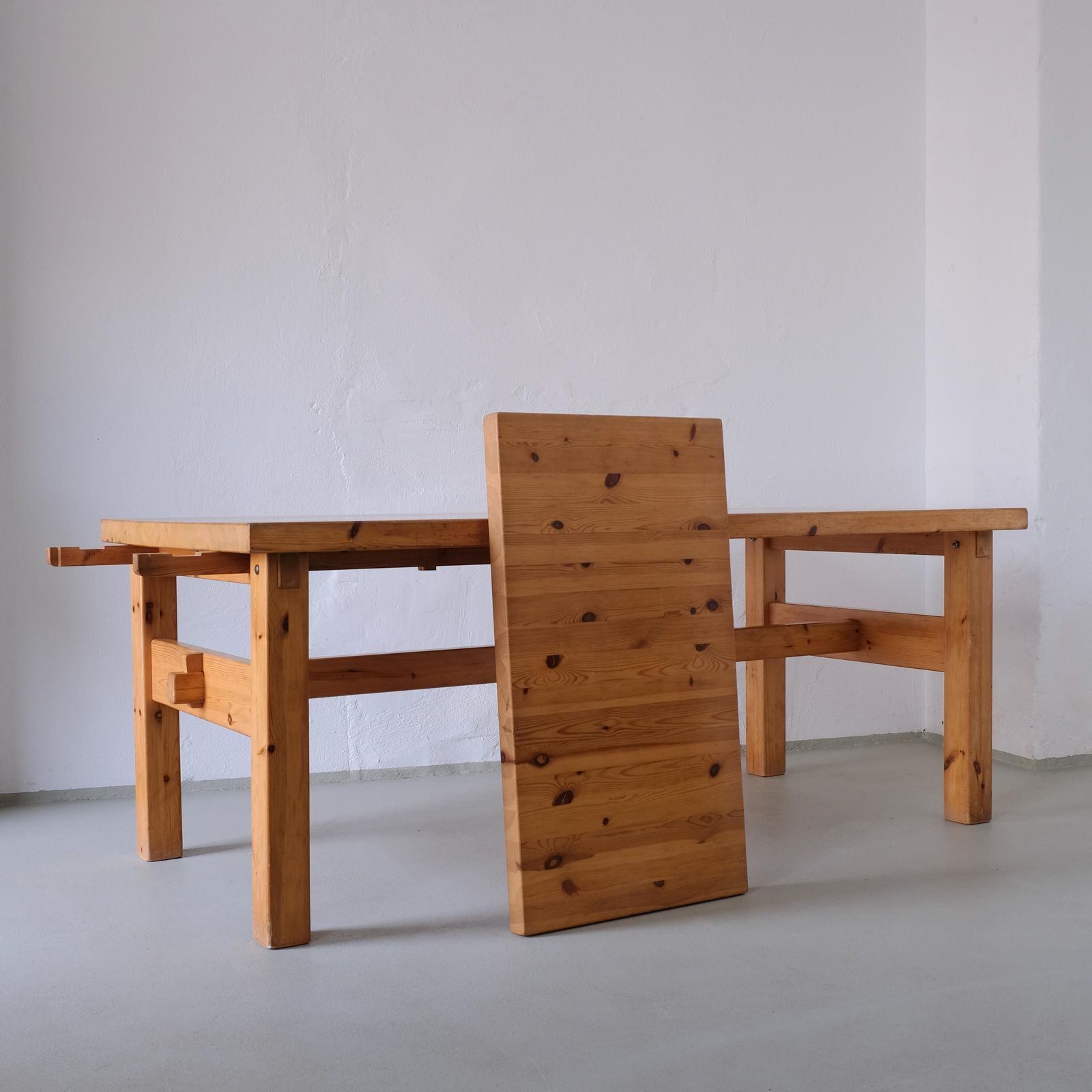 Minimalistische uitschuifbare eettafel van massief grenenhout, jaren 1970 photo vinterior