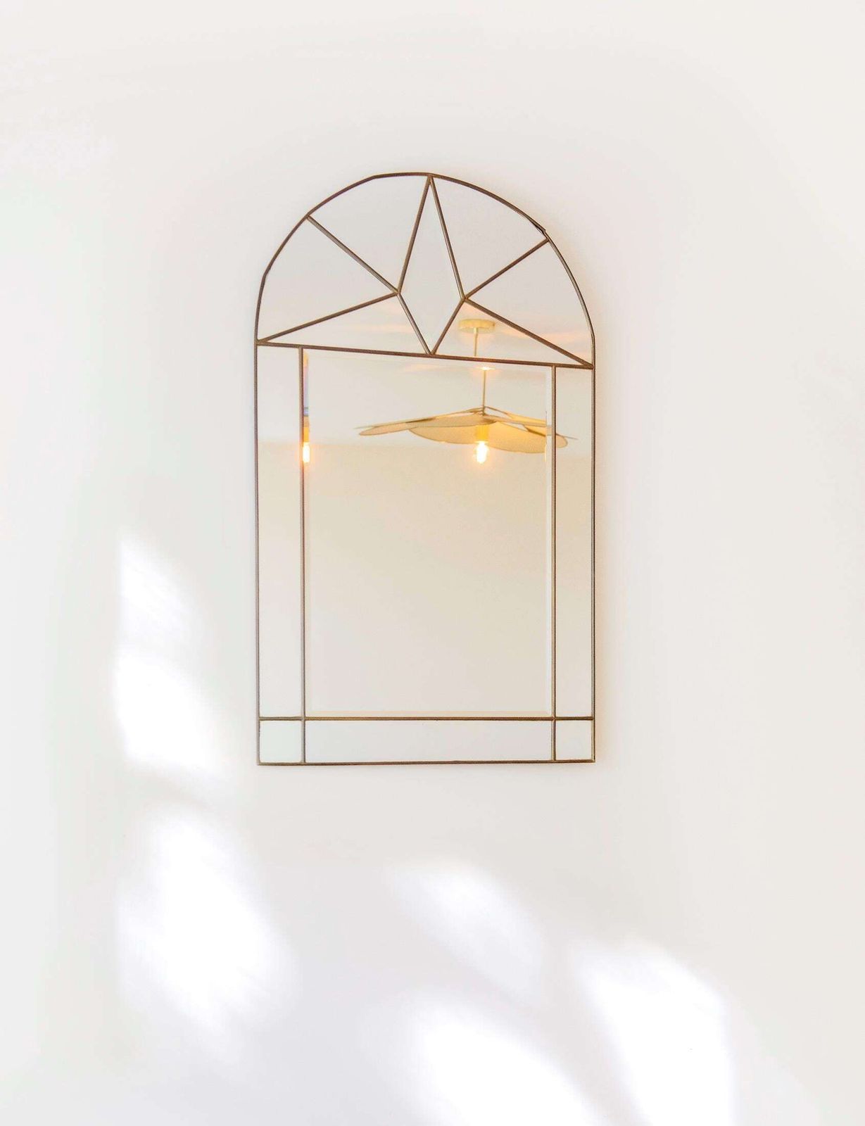 Vintage Art Deco Revival spiegel, messing omlijsting, geslepen glas, geometrische wandspiegel in glas-in-loodstijl photo furniture
