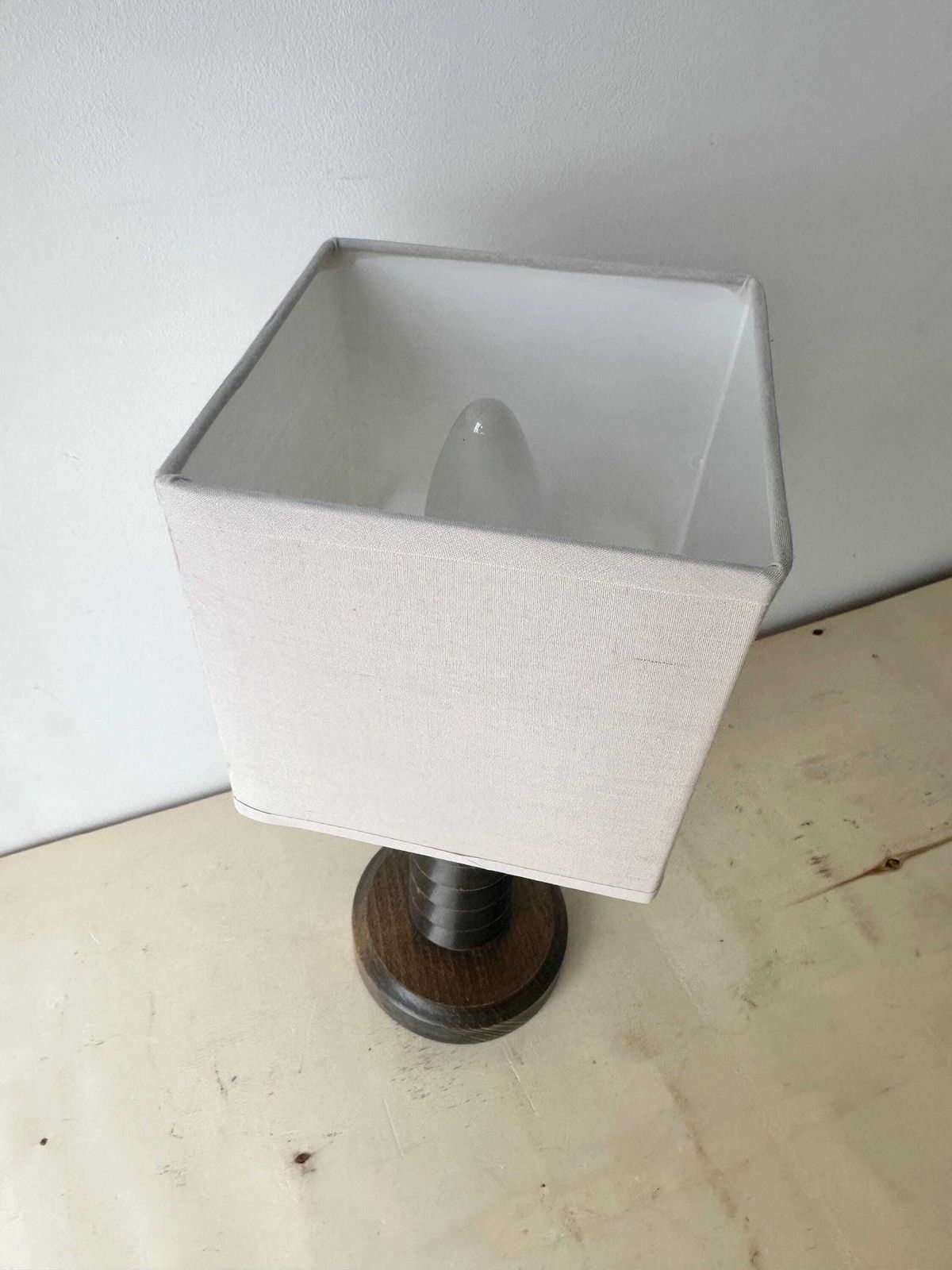 Franse gedraaide houten tafellamp, jaren 1950, mid-century rustieke verlichting photo vinterior