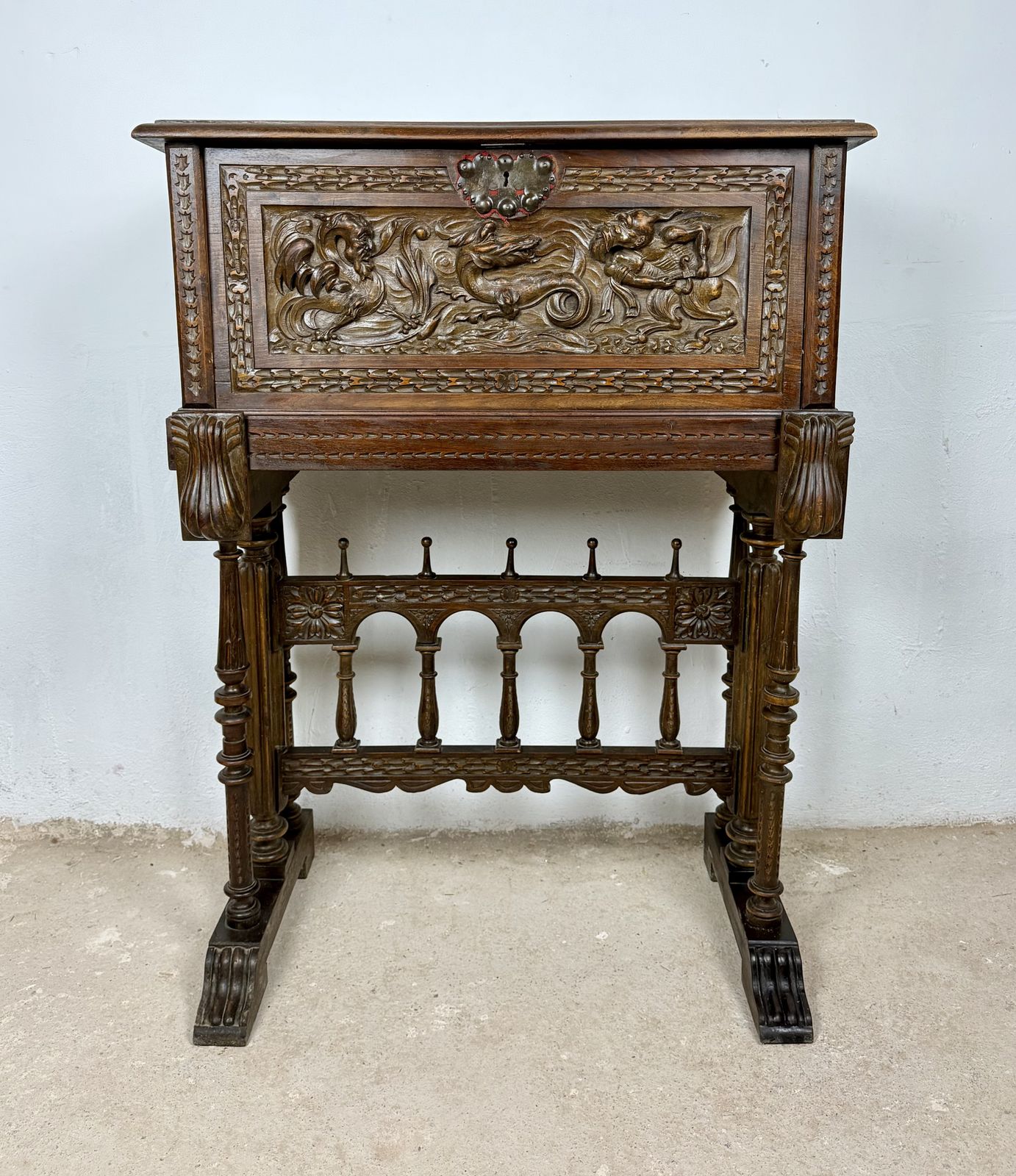 Spaanse Bargueño van Gesneden Hout met Figuratieve Decoratie photo for sale