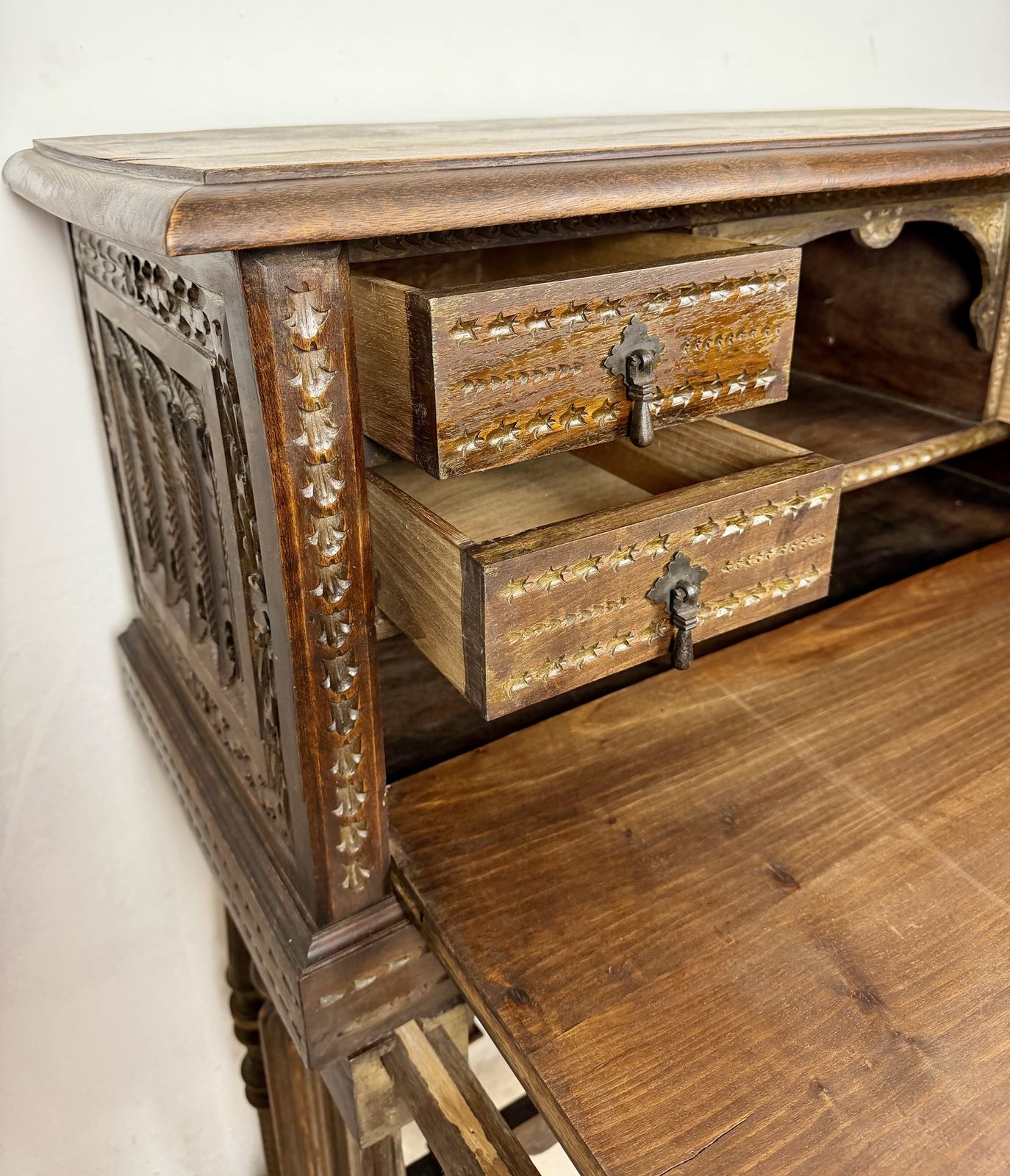 photo for sale Spaanse Bargueño van Gesneden Hout met Figuratieve Decoratie