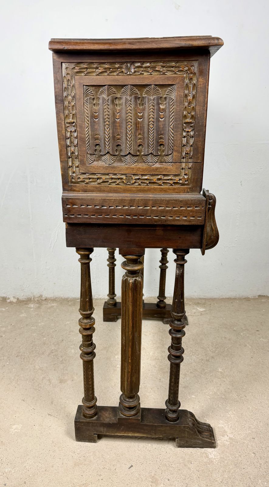 photo buy Spaanse Bargueño van Gesneden Hout met Figuratieve Decoratie