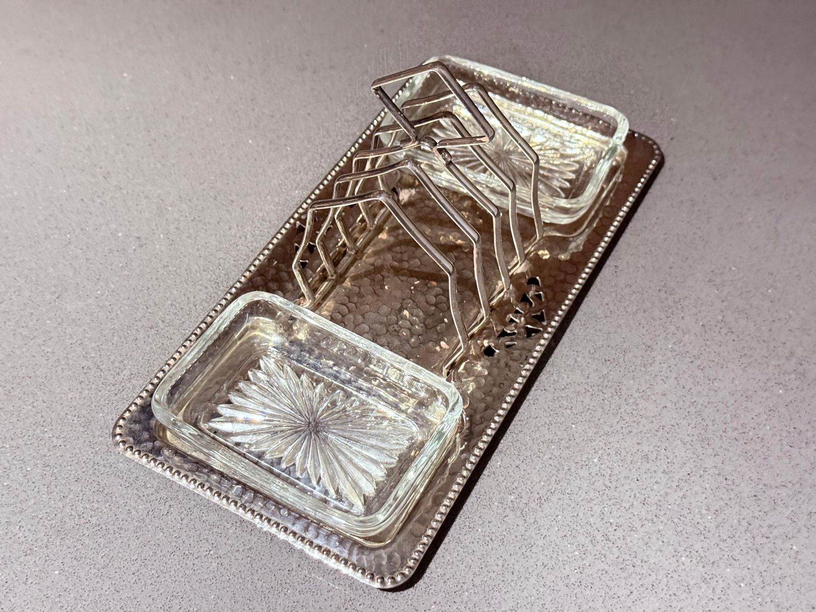 Art Deco verzilverde toastrack, bijpassende gehamerde schaal en kristallen boterschaaltjes photo buy