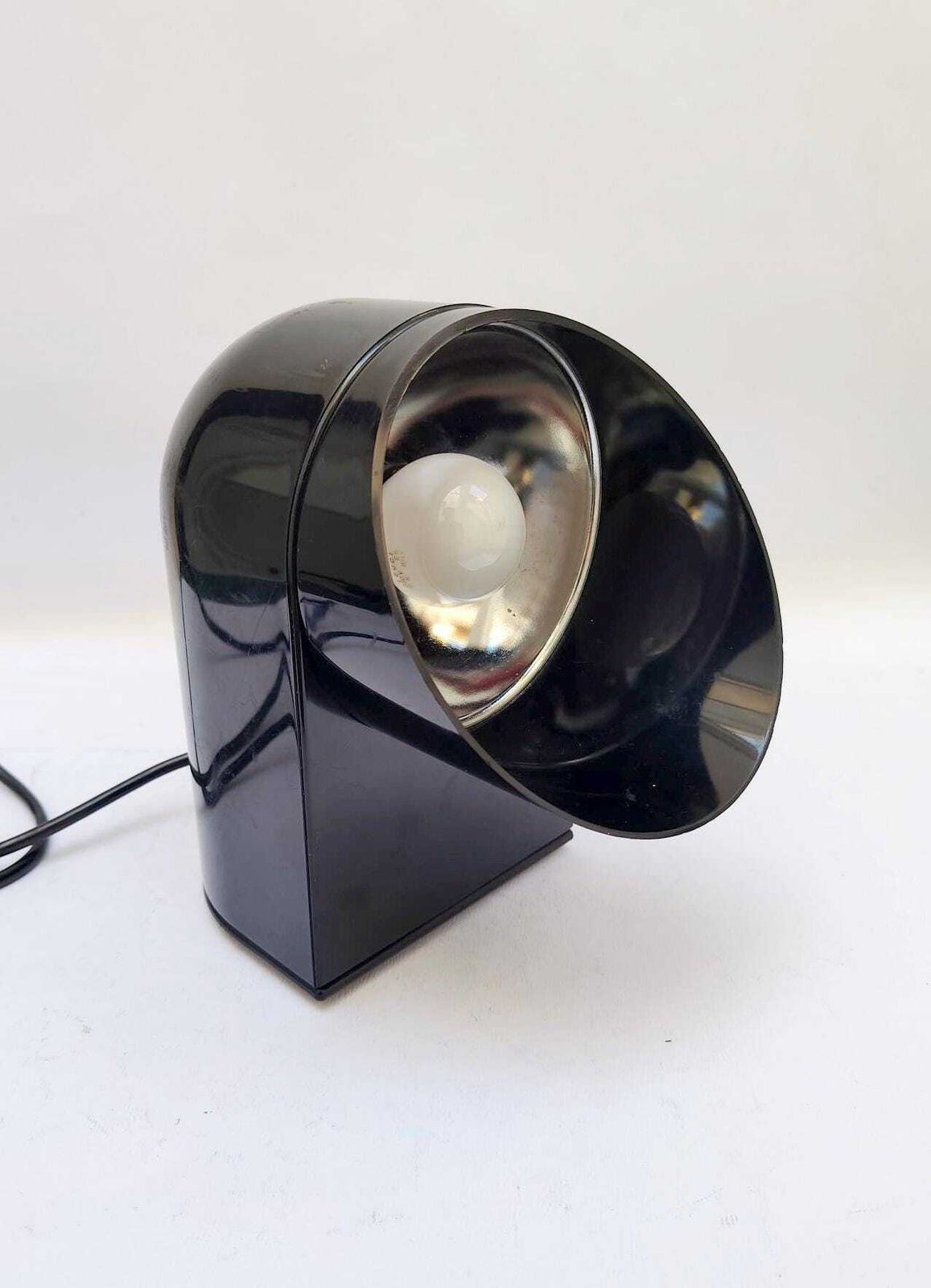 Lumenform Oliver tafellamp, vintage design van Paolo Piva, zwart kunststof, Space Age, jaren 1970 photo Verlichting