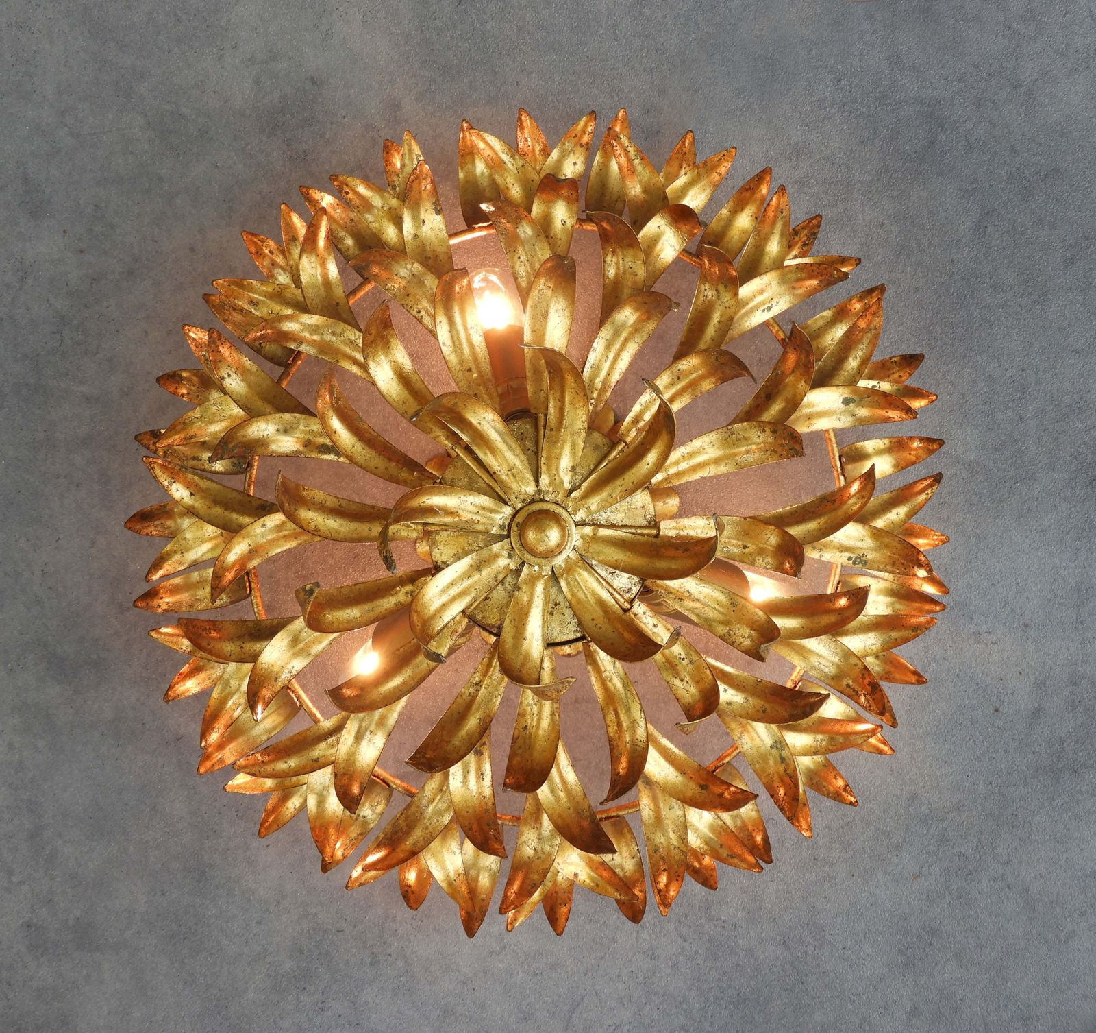 Spaanse mid-century vergulde ijzeren bladeren plafondlamp, ca. jaren 1950 photo for sale