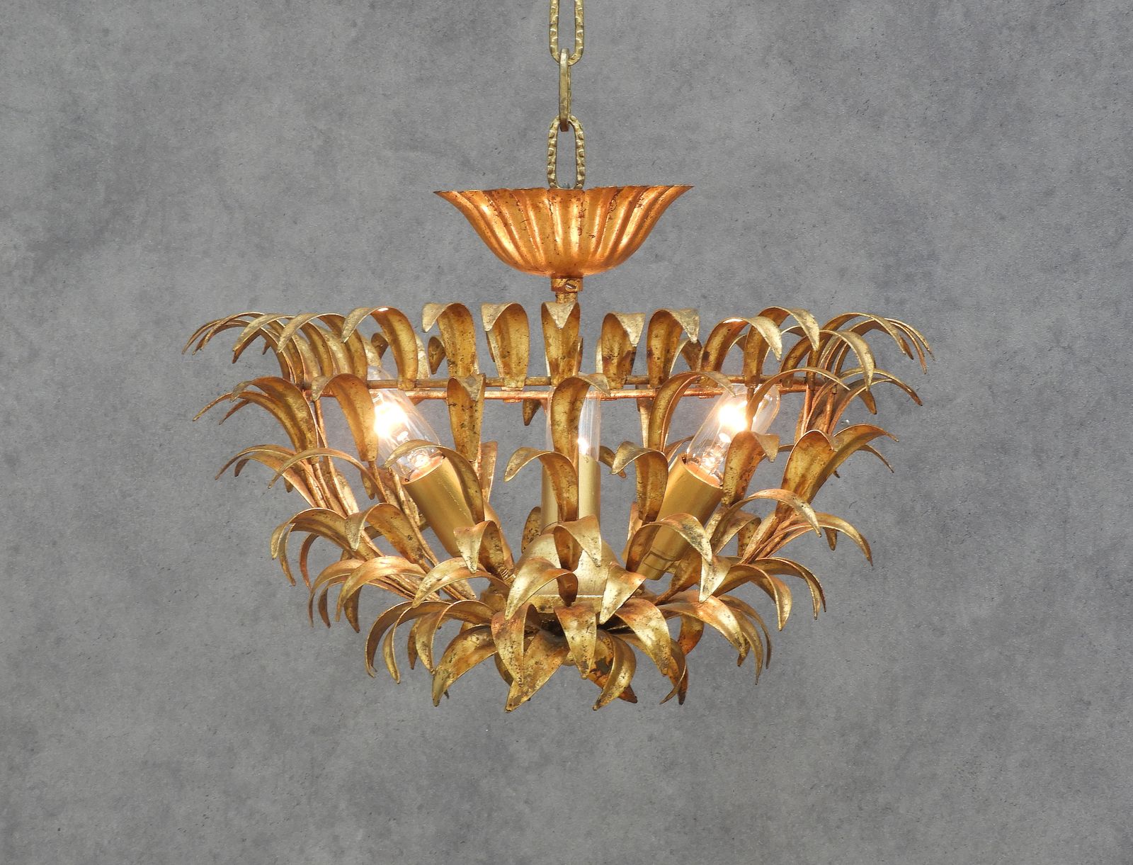 Plafonnier espagnol mid-century en fer doré à décor de feuillage, années 1950 photo 971.0