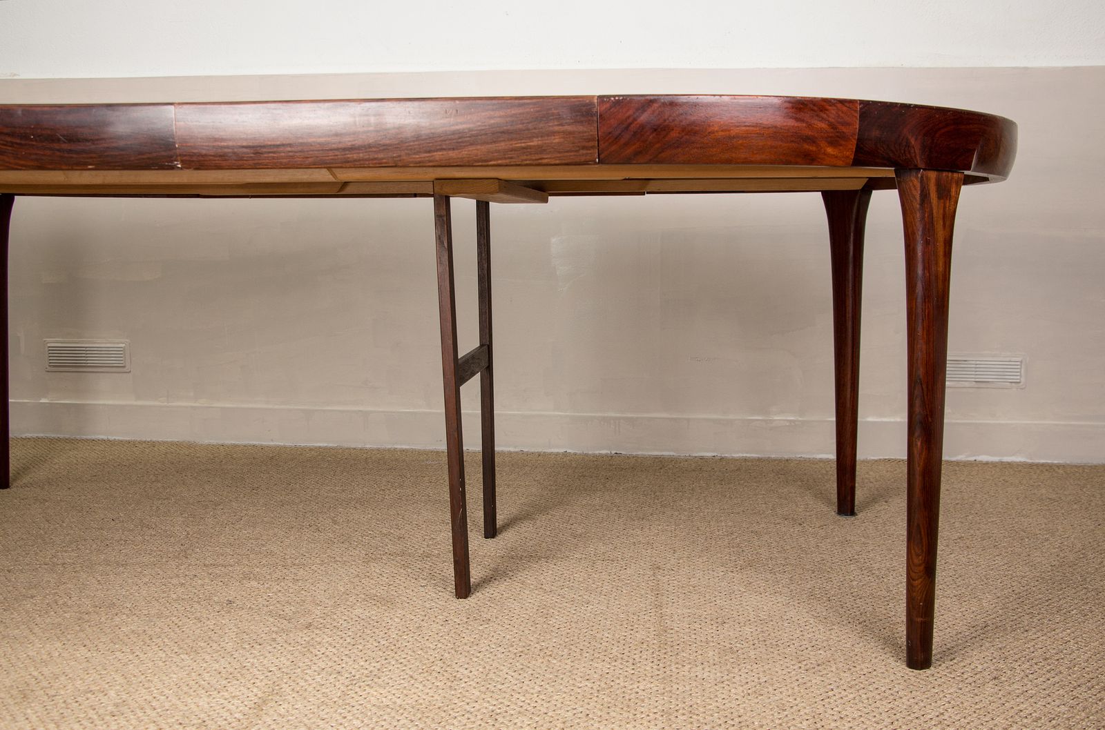 photo vinterior Table à manger danoise extensible en palissandre par Ib Kofod Larsen pour Faarup Møbelfabrik, 1960.