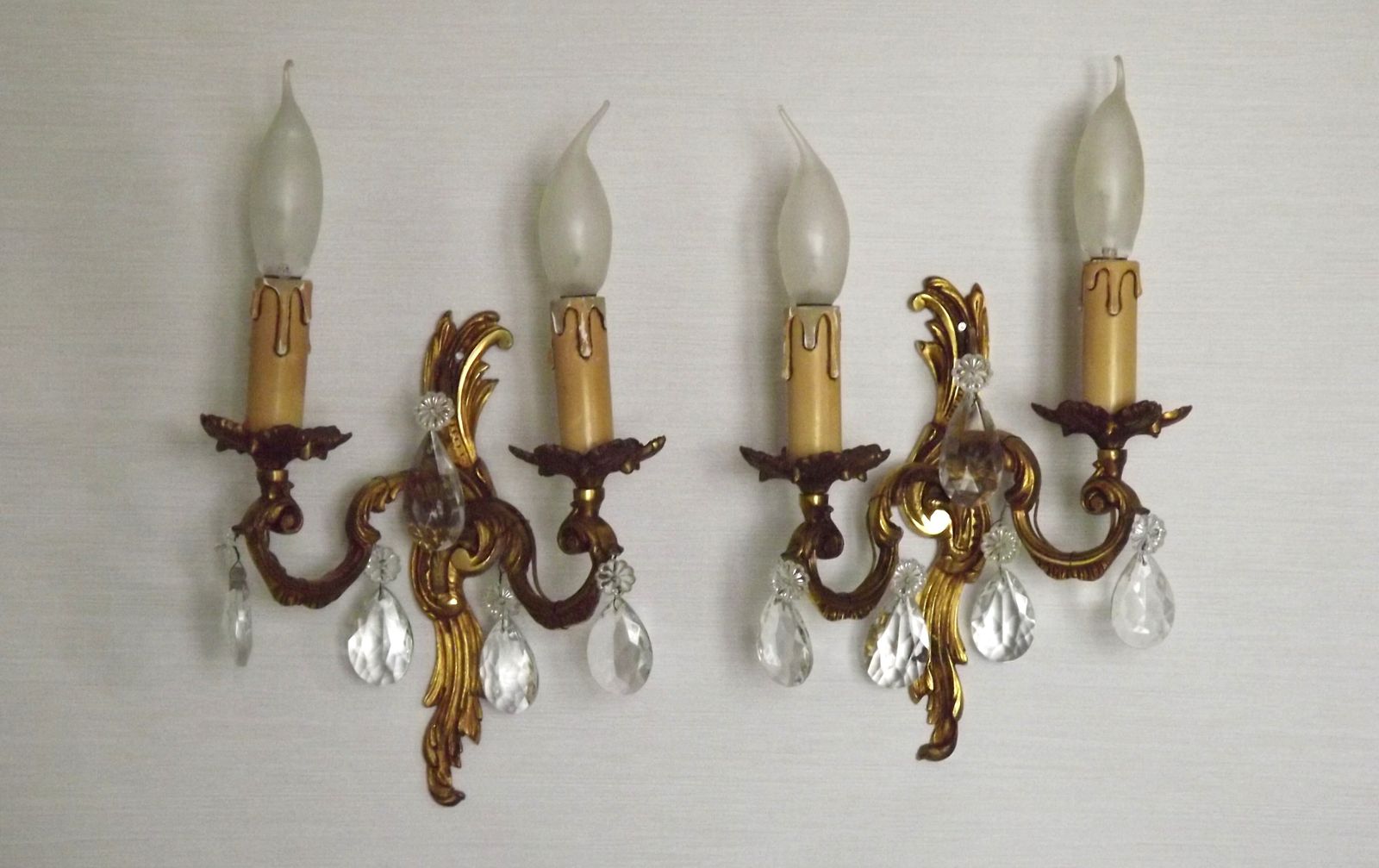 Paar vintage Franse bronzen kristallen wandlampen, acanthusbladontwerp photo 148.0