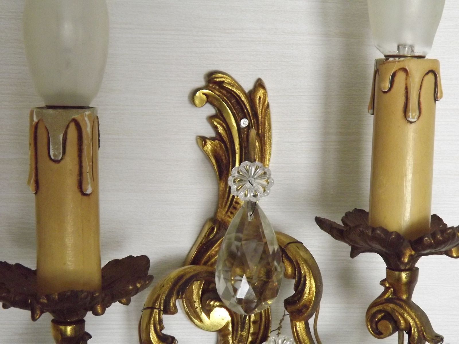 Verlichting Paar vintage Franse bronzen kristallen wandlampen, acanthusbladontwerp photo