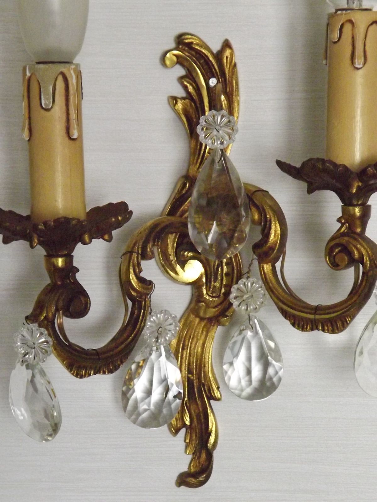 148.0 Paar vintage Franse bronzen kristallen wandlampen, acanthusbladontwerp photo