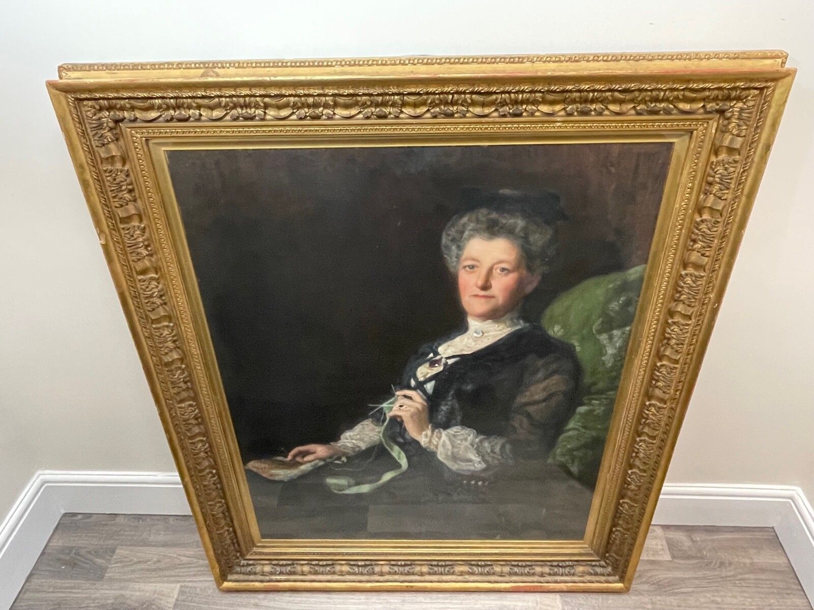 photo vinterior Groot laat-Victoriaans olieverfportret, toegeschreven aan John Maler Collier - dame breiend, mogelijk Lady Laing, ca. 1893-1900