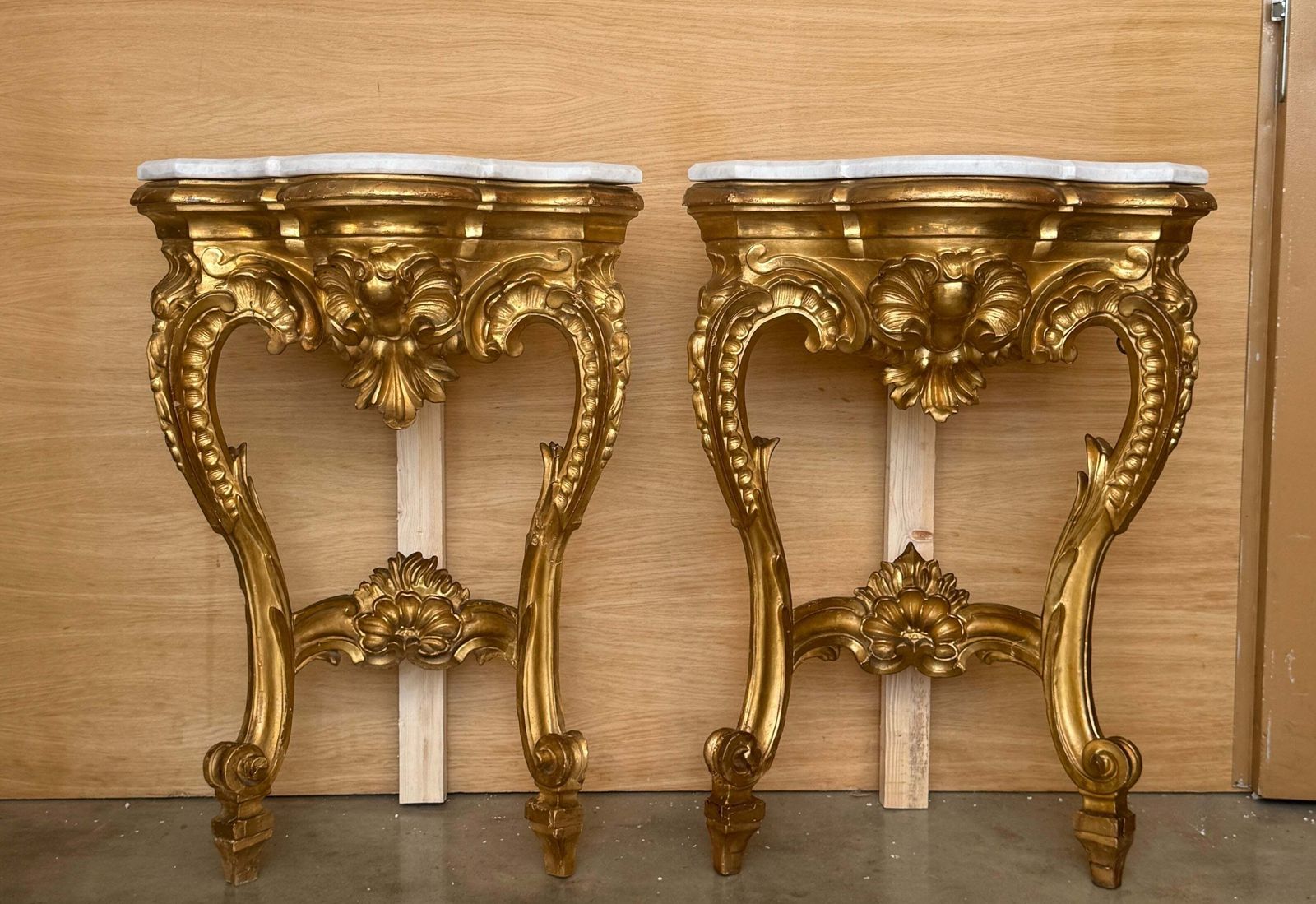Paire de consoles d'angle d'époque de style Rococo en bois doré, plateau en marbre photo for sale