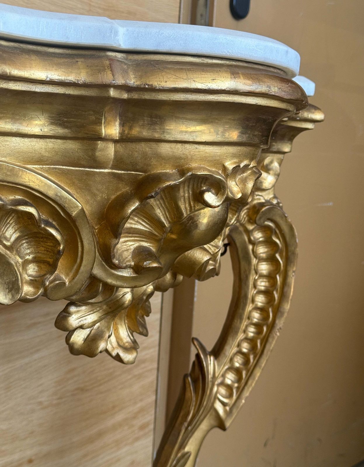 6788.0 Paire de consoles d'angle d'époque de style Rococo en bois doré, plateau en marbre photo