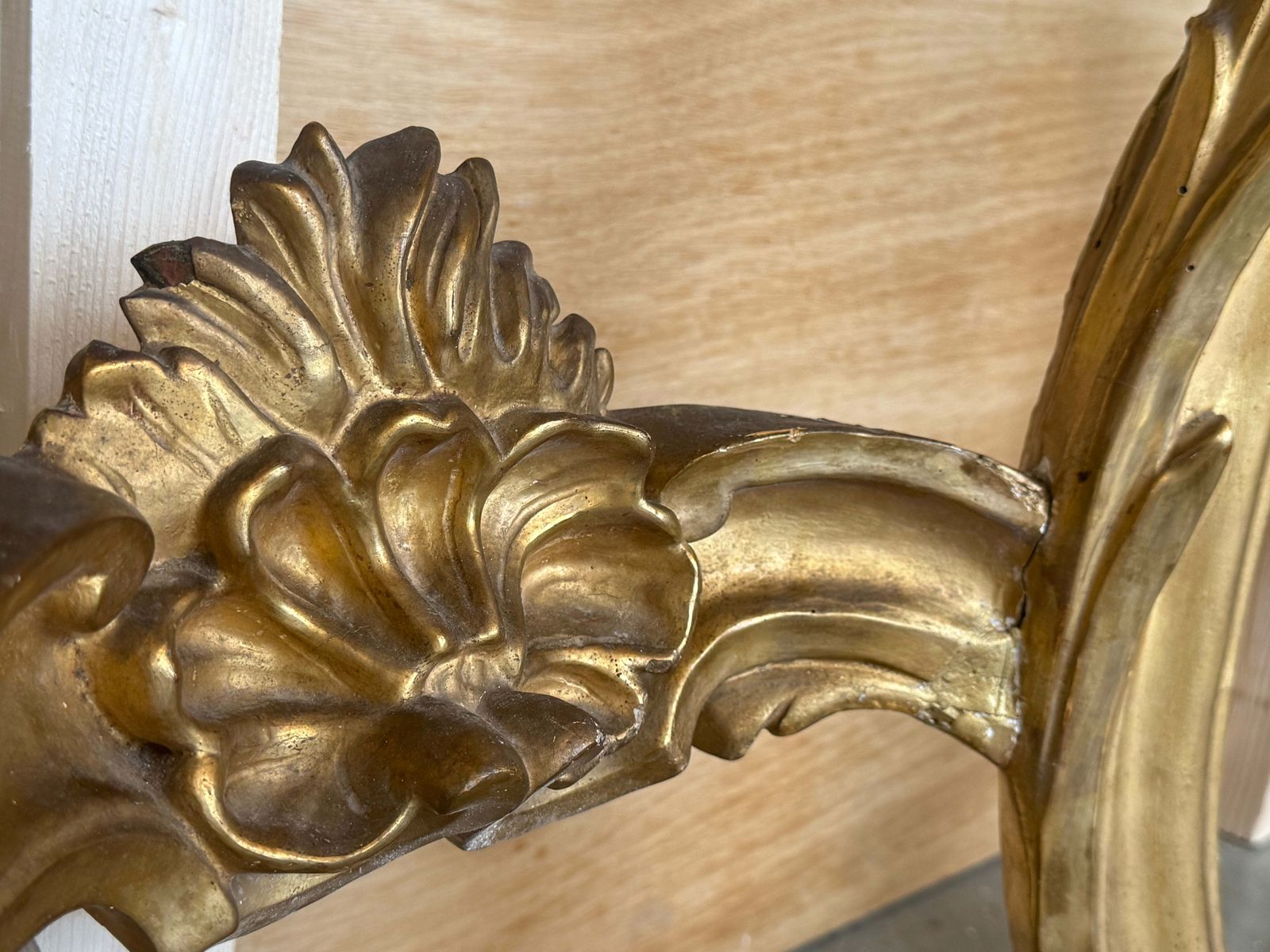 photo vinterior Paire de consoles d'angle d'époque de style Rococo en bois doré, plateau en marbre