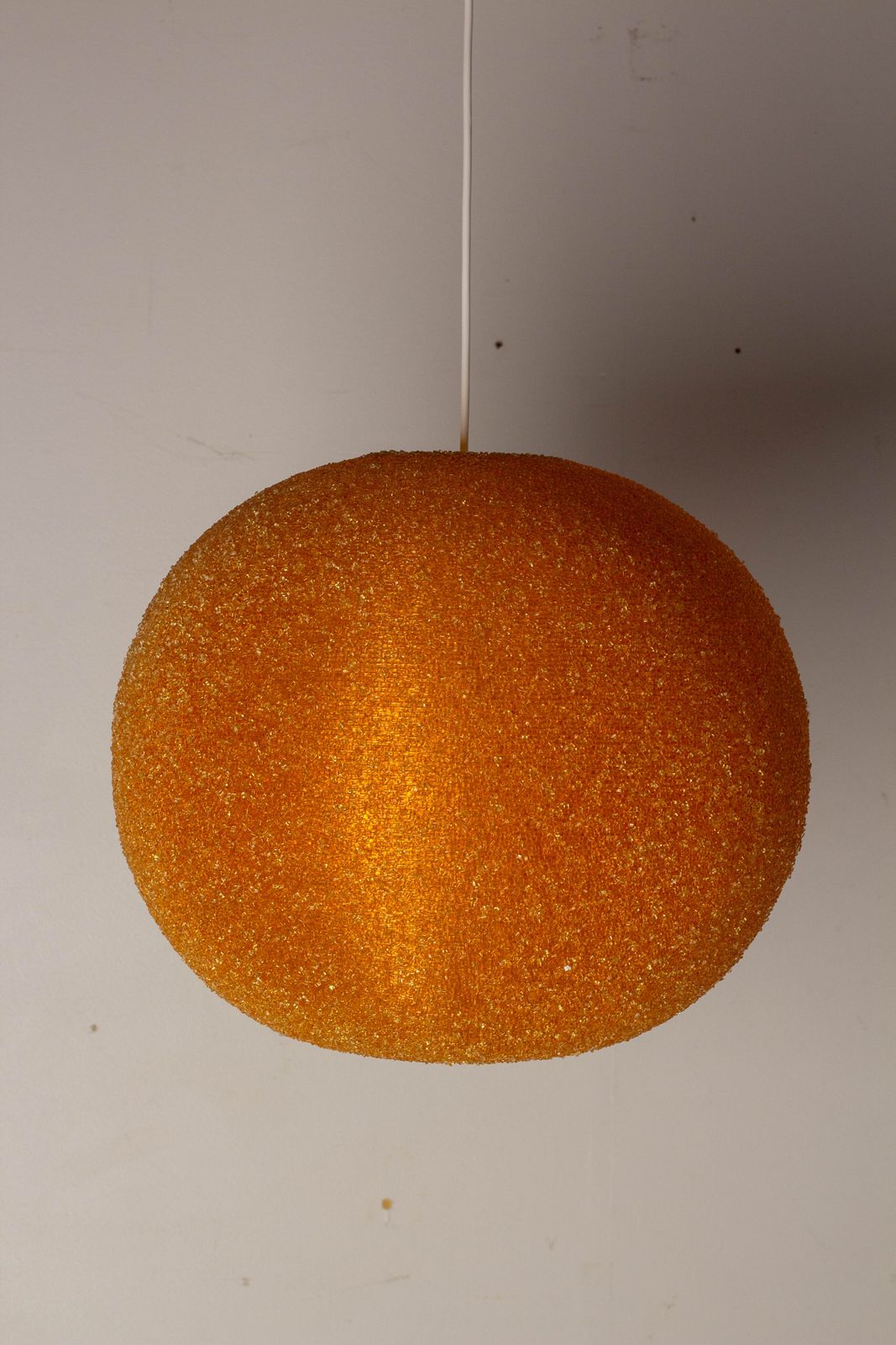 Franse plafondlamp, getextureerd oranje plexiglas, Space Age, ca. 1970 photo Verlichting