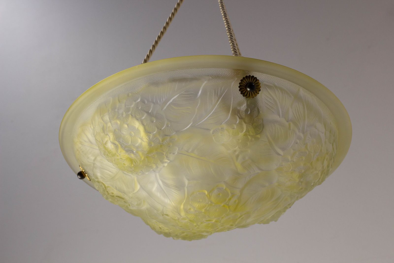 Lustre à vasque en verre moulé, décor floral, vers 1900 photo buy