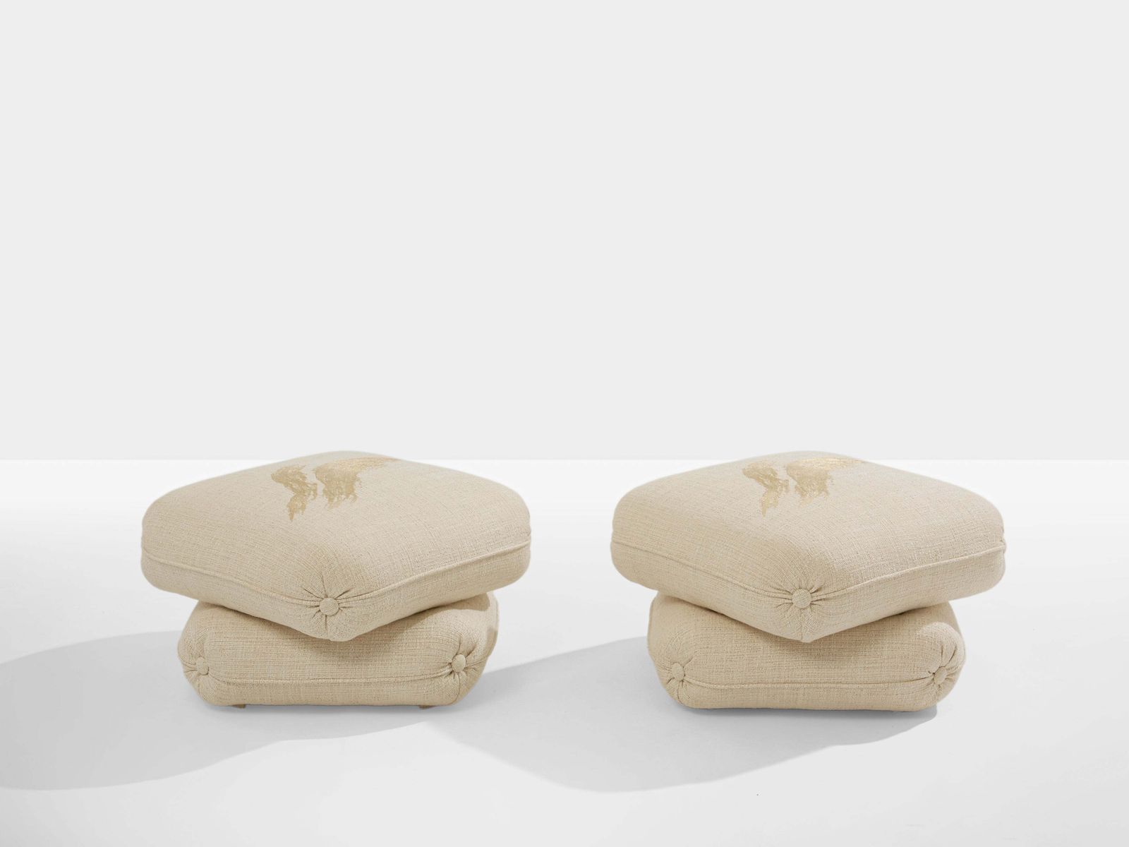 Paire de poufs Jacques Charpentier pour Maison Jansen, lin brodé, années 1970 photo vintage