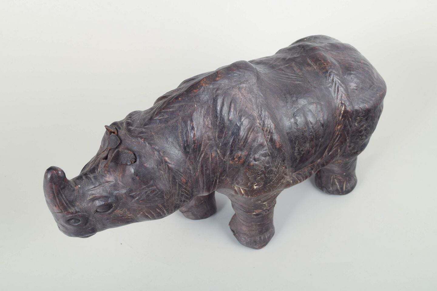 Omersa voor Liberty & Co., London. Groot leren neushoornfiguur. Midden 20e eeuw. photo furniture