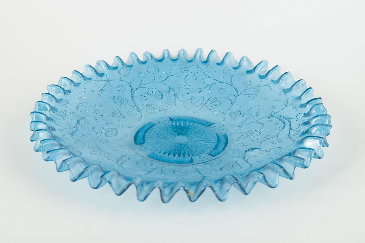 Coupe en verre pressé bleu clair, bord festonné et décor floral, début du XXe siècle photo furniture