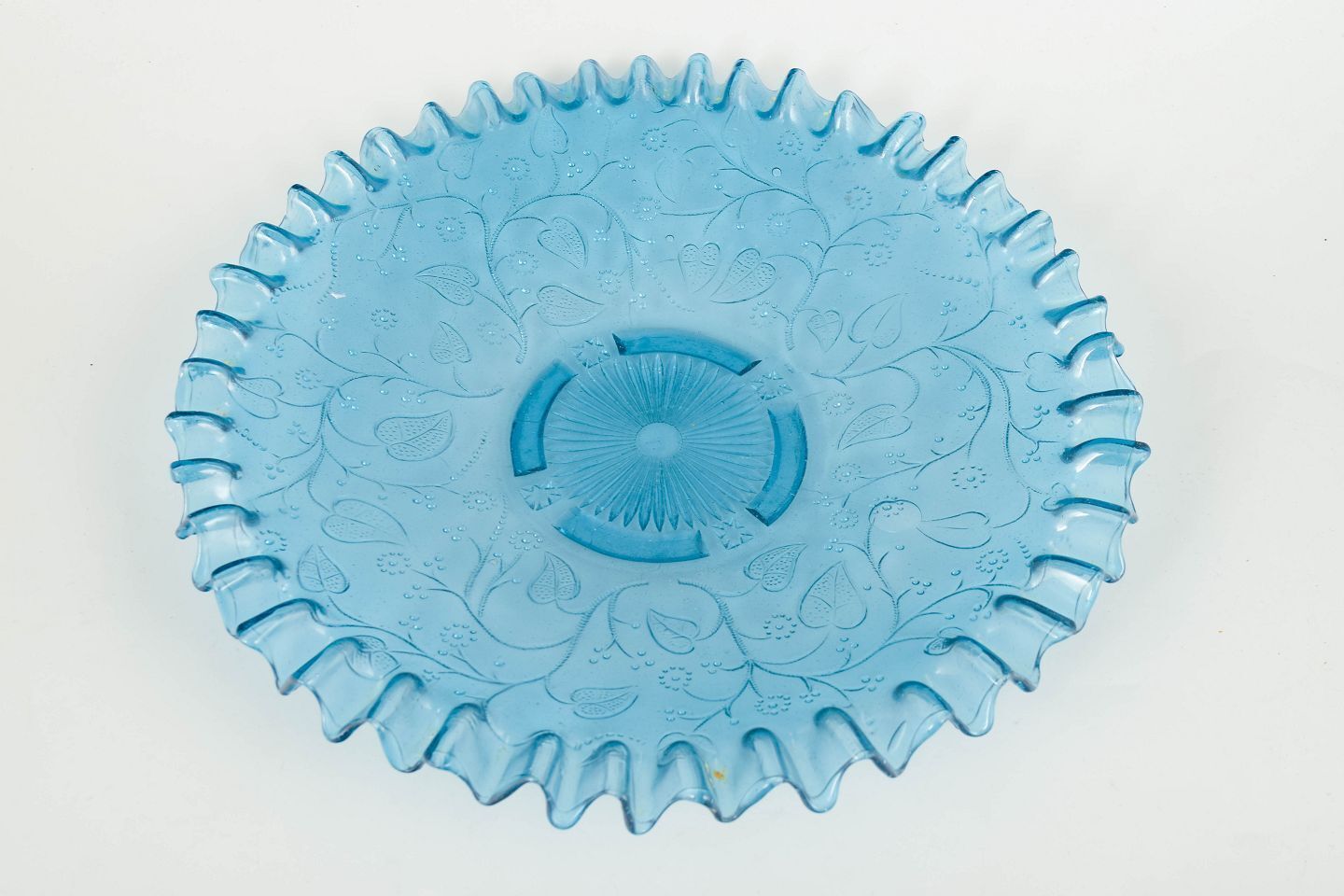 Coupe en verre pressé bleu clair, bord festonné et décor floral, début du XXe siècle photo for sale