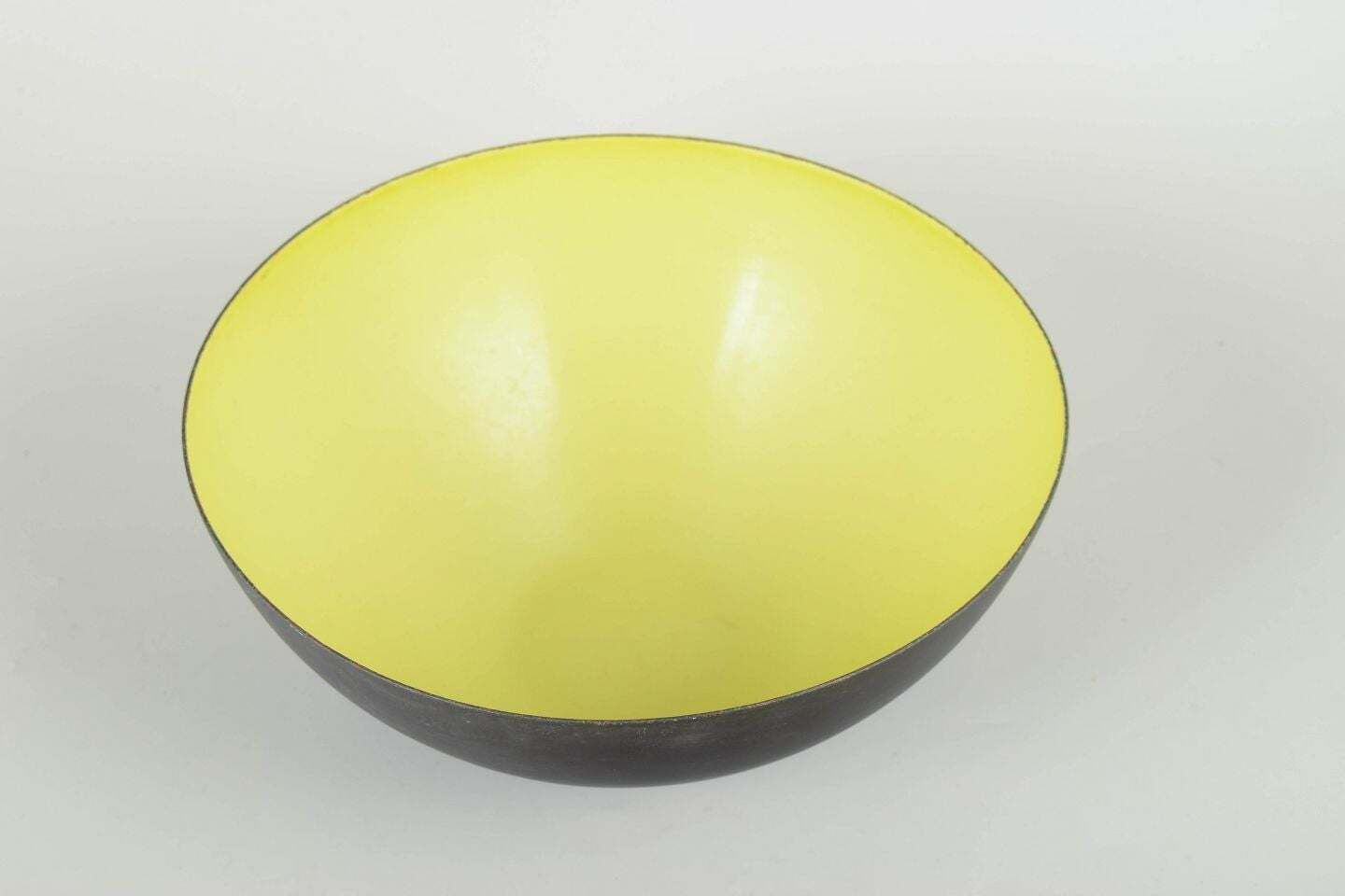 Bol « Krenit » en métal émaillé noir et jaune, par Hermann Krenchel, Danemark. photo furniture
