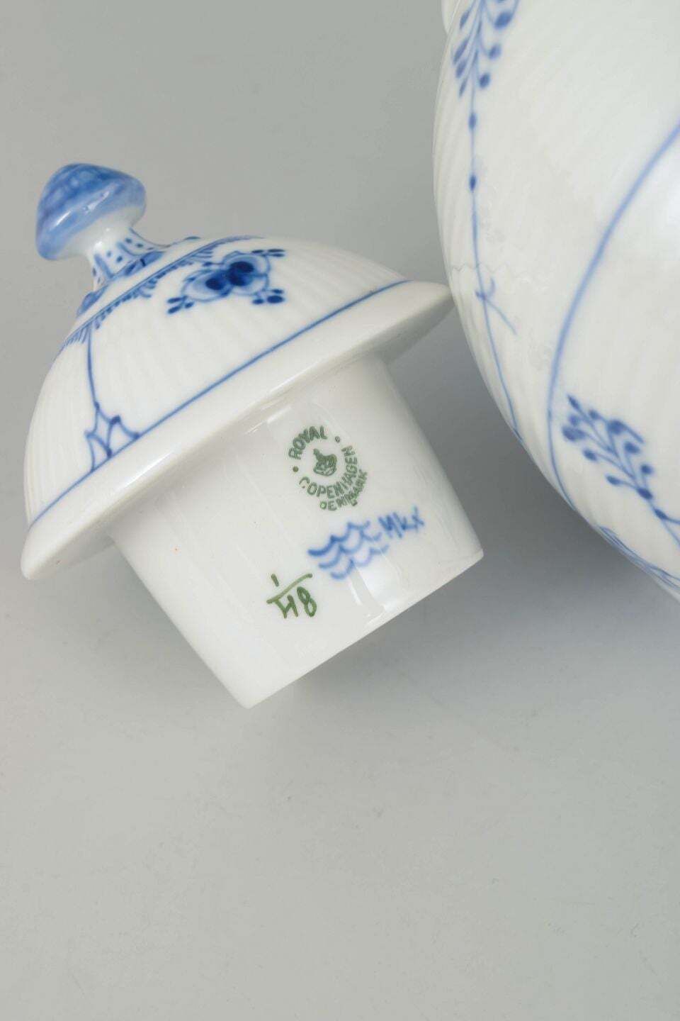 Royal Copenhagen, Blue Fluted Plain. Cafetière en porcelaine. Datée de 1958 photo Décoration