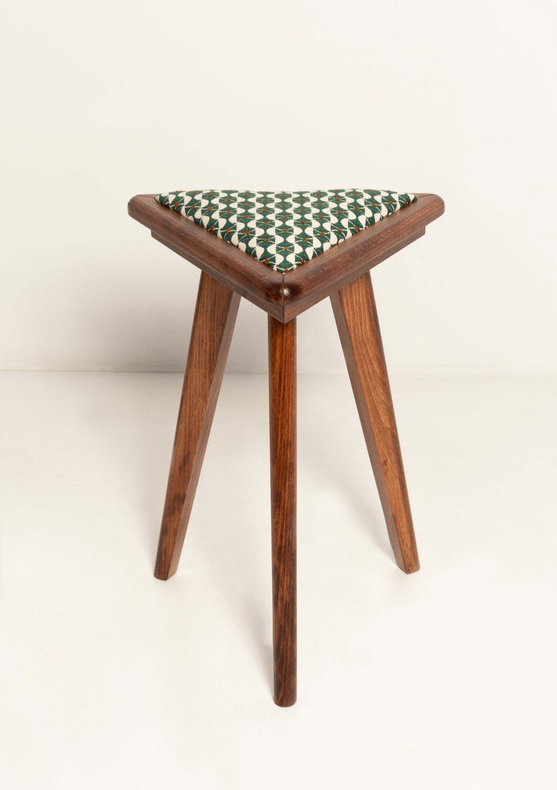 Twee mid-century driehoekige krukken, groen en wit art deco jacquard, Europa, 1960 photo furniture