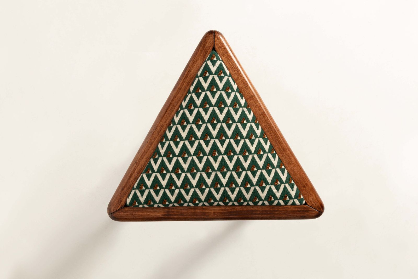 Twee mid-century driehoekige krukken, groen en wit art deco jacquard, Europa, 1960 photo vinterior