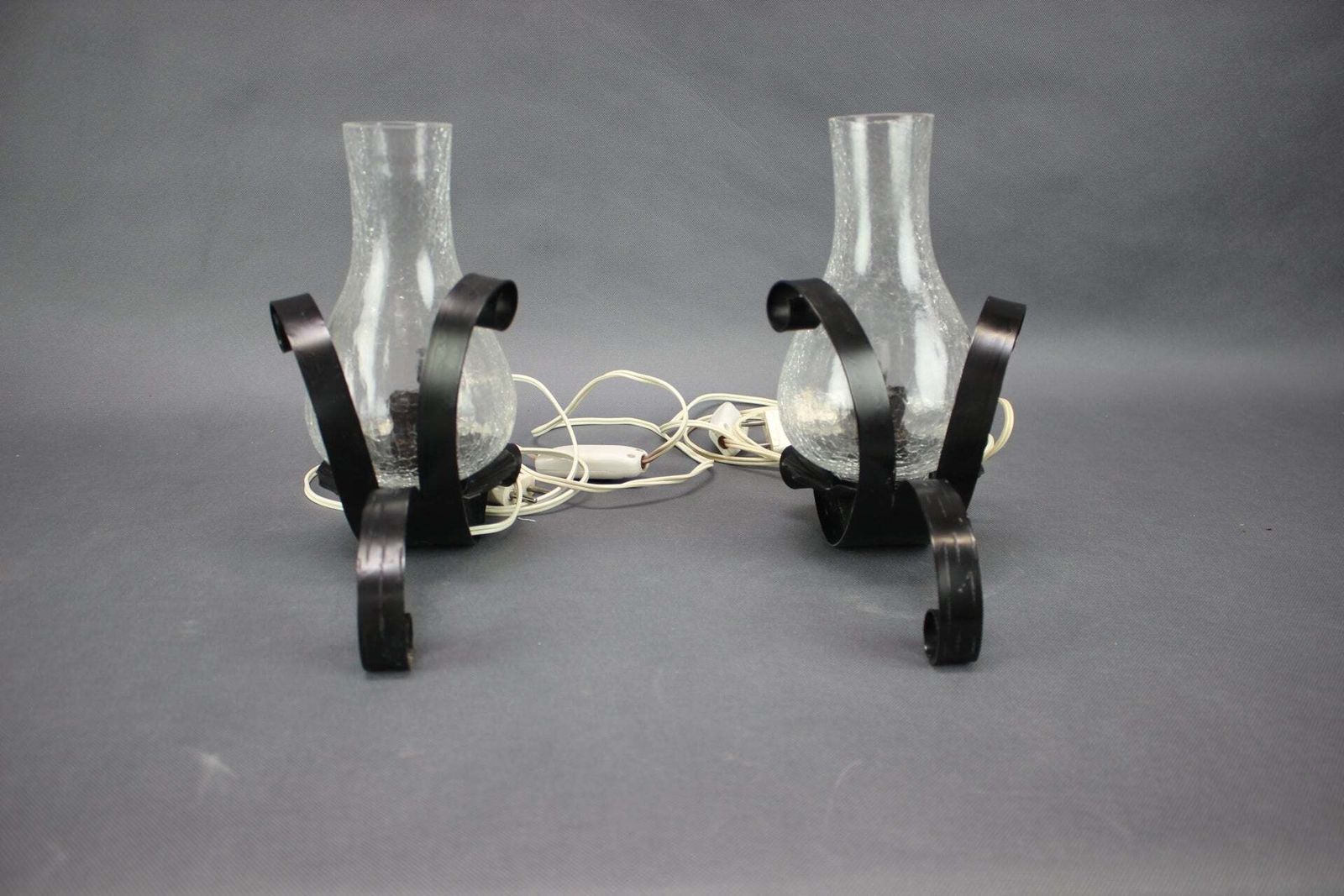 Paire de lampes de table tchécoslovaques en verre craquelé avec armatures en fer forgé, années 1950 photo furniture