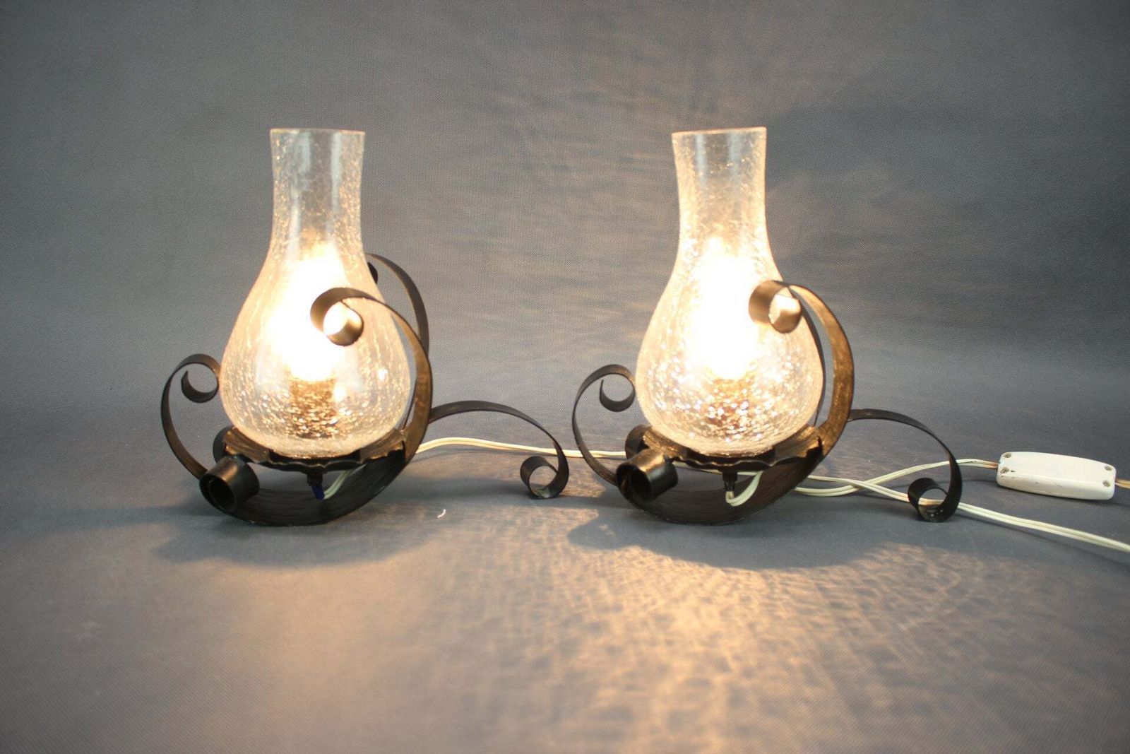 Paire de lampes de table tchécoslovaques en verre craquelé avec armatures en fer forgé, années 1950 photo buy