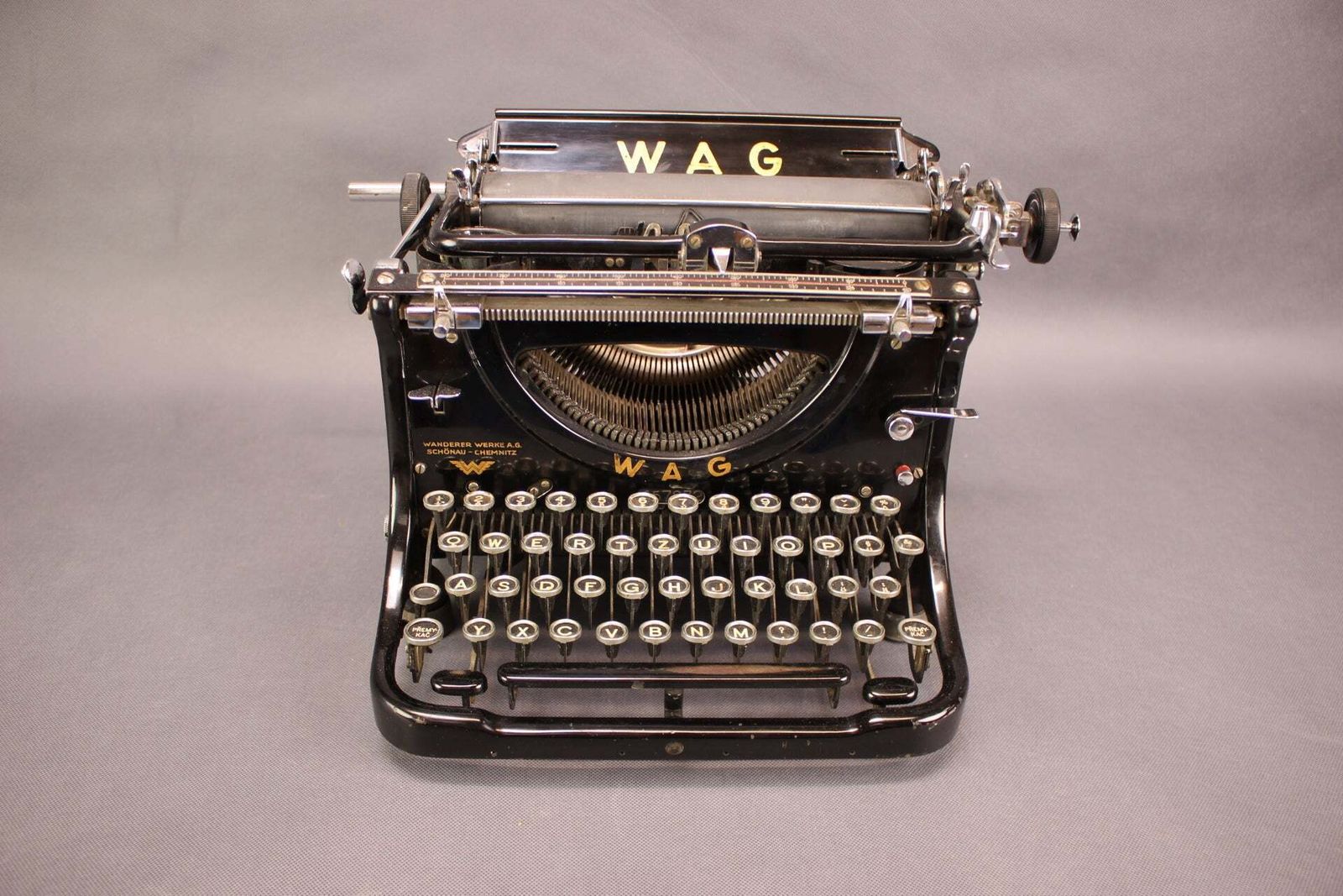 Machine à écrire WAG 1935 en émail noir et chrome, par Wanderer Werke photo furniture
