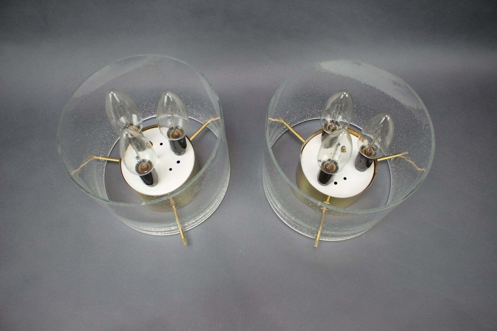 Paar Duitse plafondlampen van messing en gestructureerd glas, jaren 1970 photo furniture