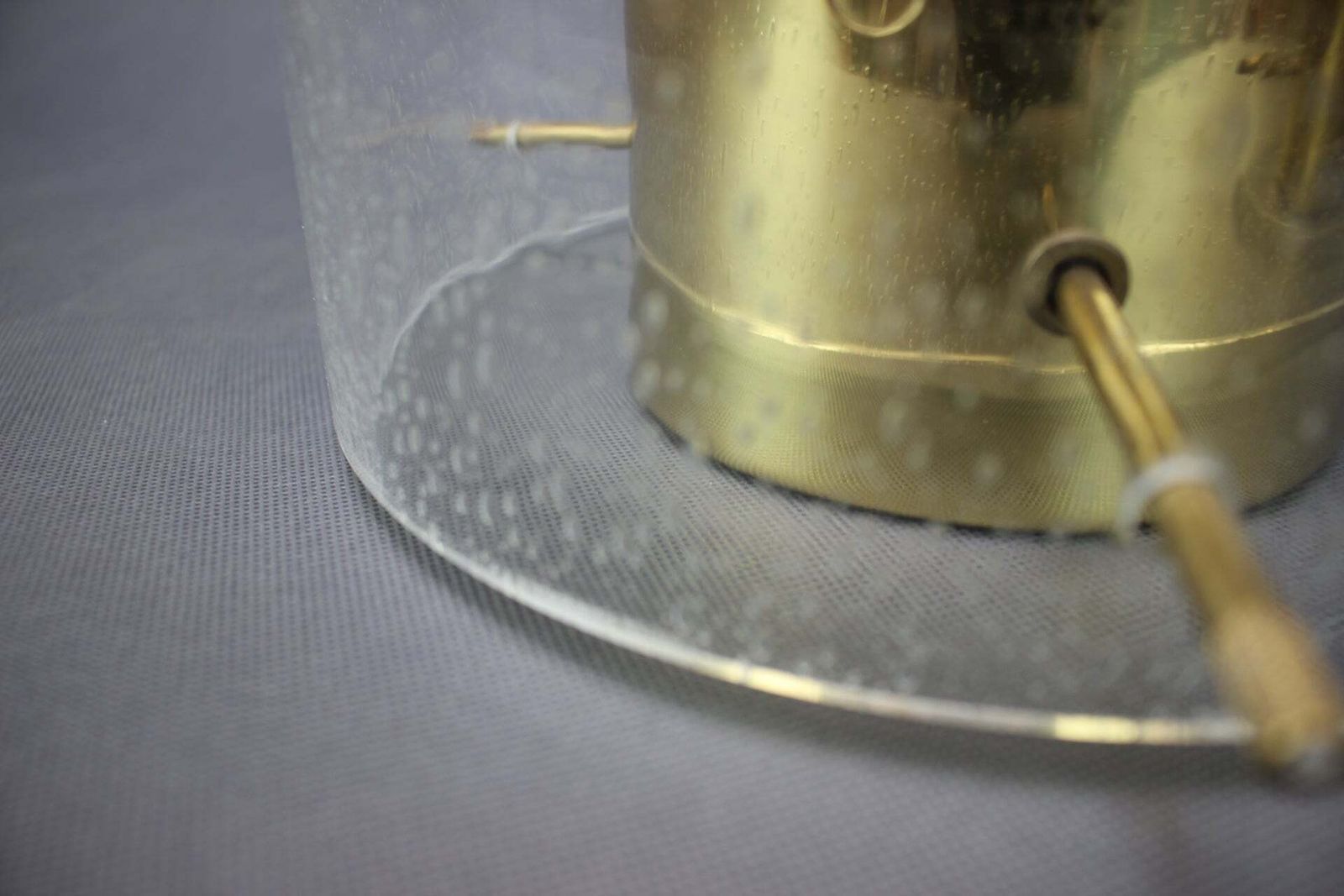 Paar Duitse plafondlampen van messing en gestructureerd glas, jaren 1970 photo Verlichting