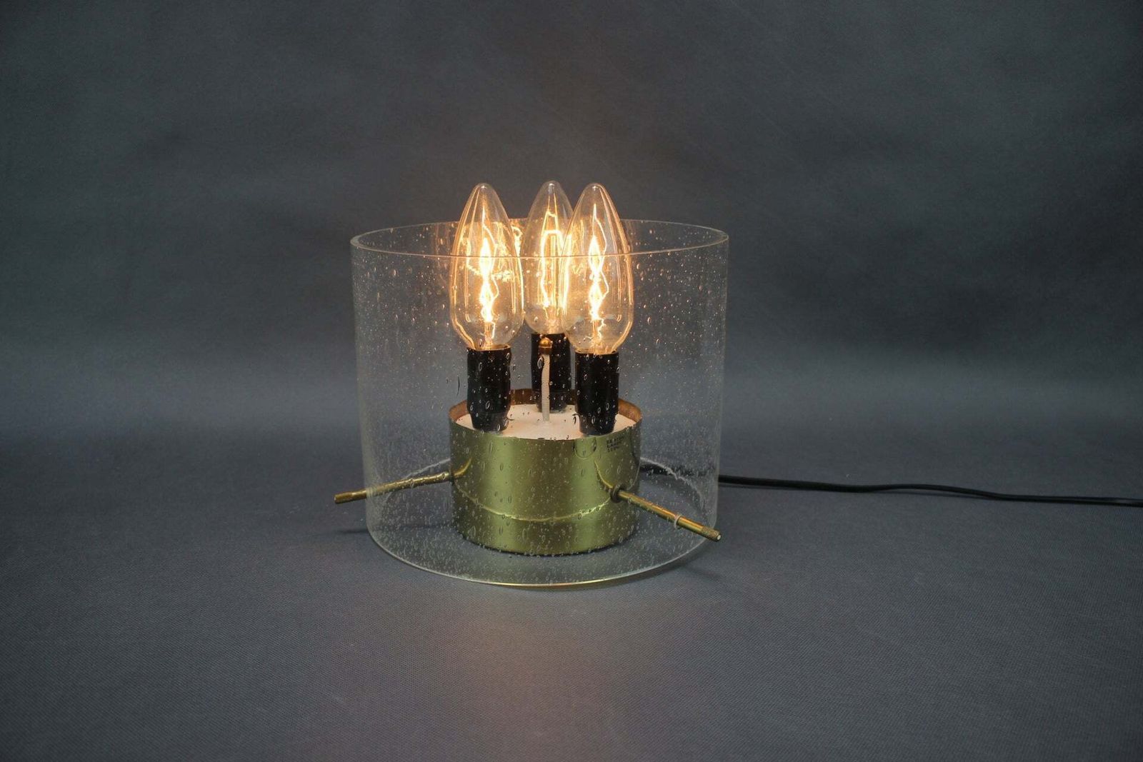 photo furniture Paar Duitse plafondlampen van messing en gestructureerd glas, jaren 1970