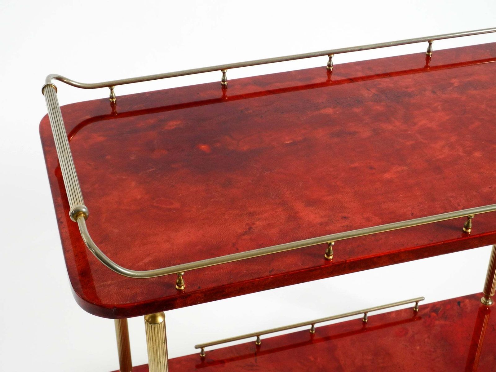 photo furniture jaren 1960 Grote Aldo Tura Rode Geitenleren Serveerwagen, Barwagen Made In Italy