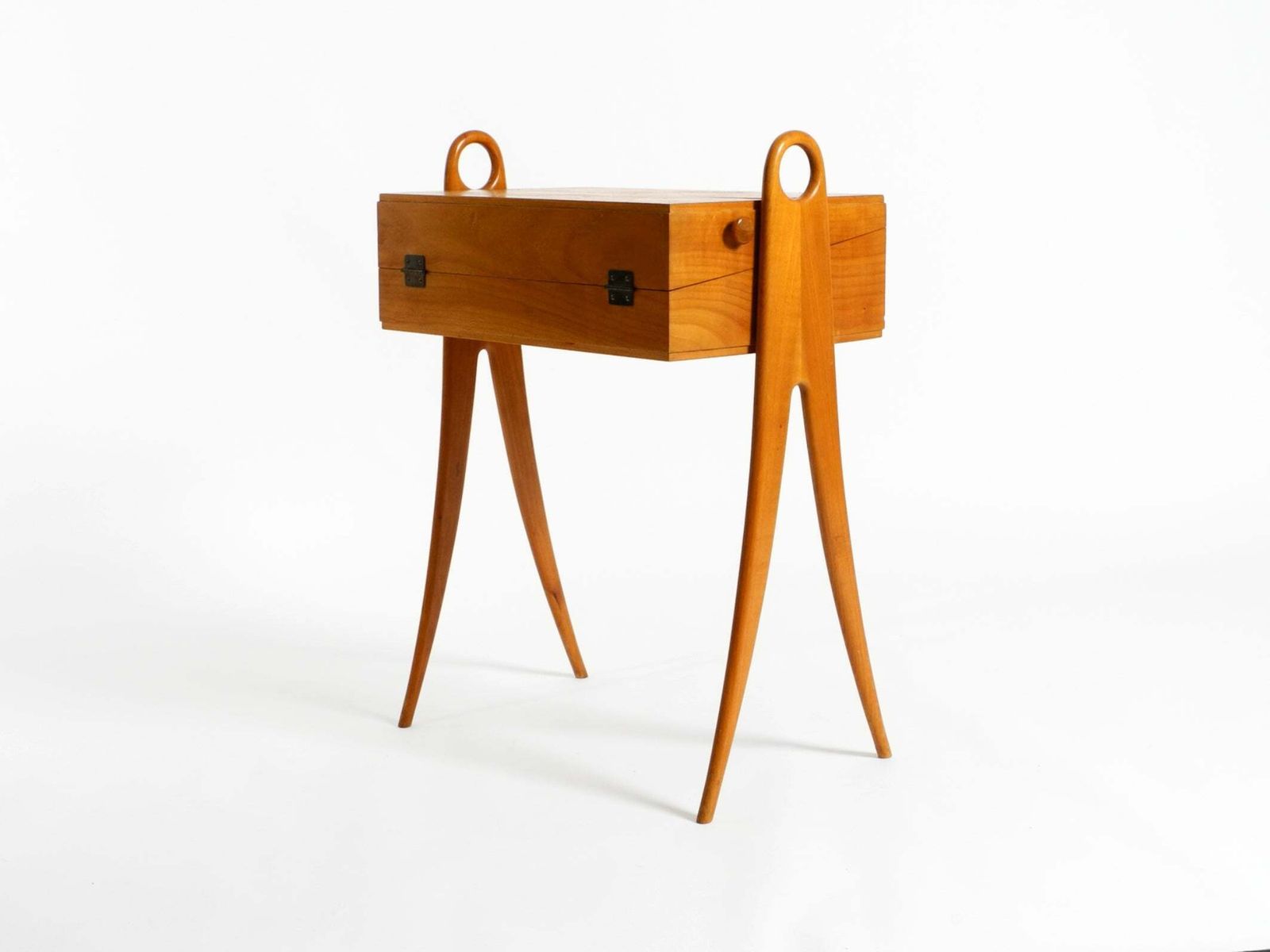 Naaibox van essenhout, jaren 1950, met scharnierend deksel, meerdere vakken en gebogen poten photo furniture